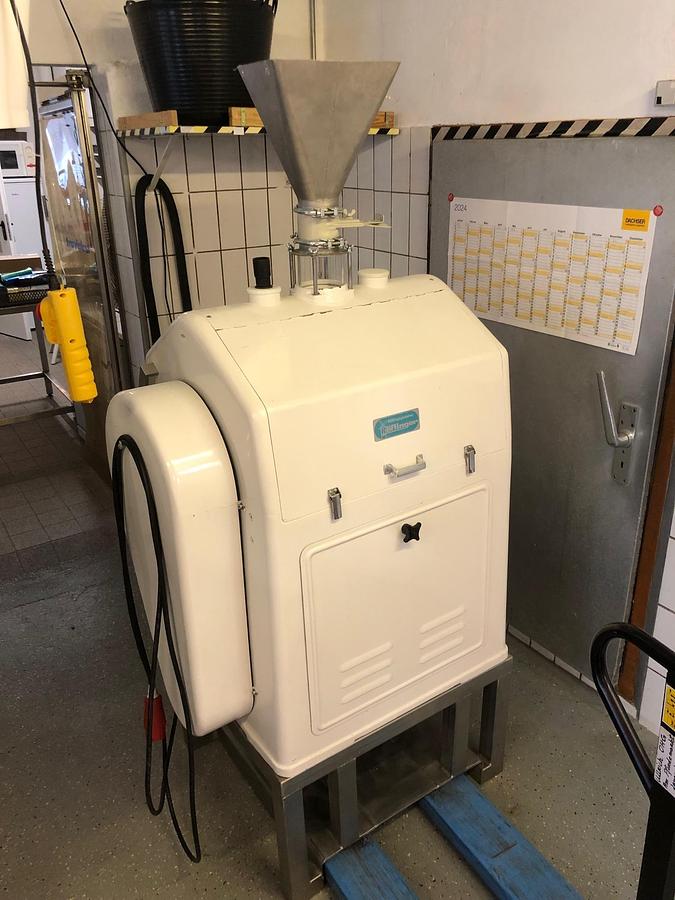 Used 1974 Schule TGS 22 Drum Groats Cutter