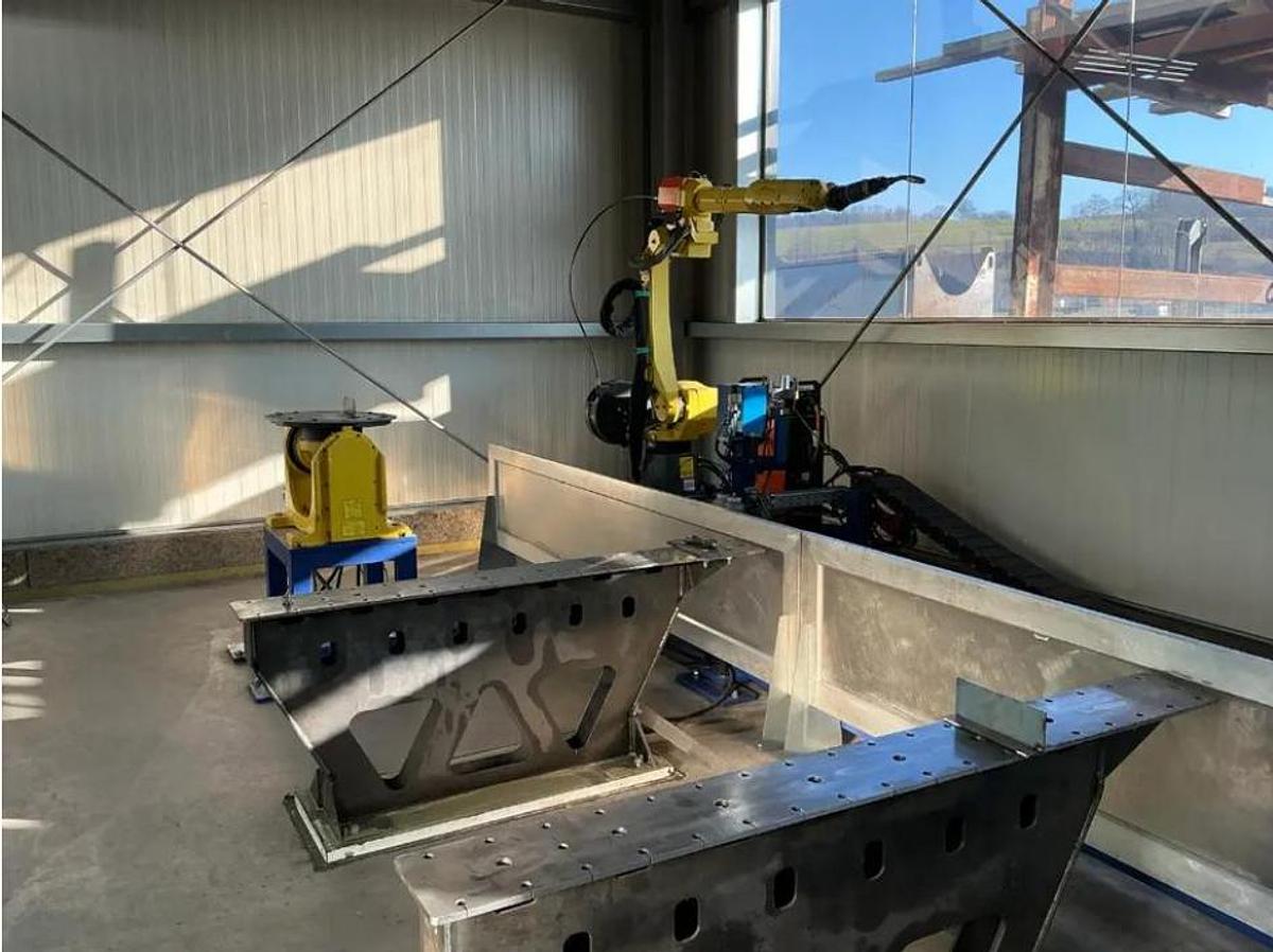Used 2015 Fanuc  ARC Mate 100ic 8L Welding Robot 