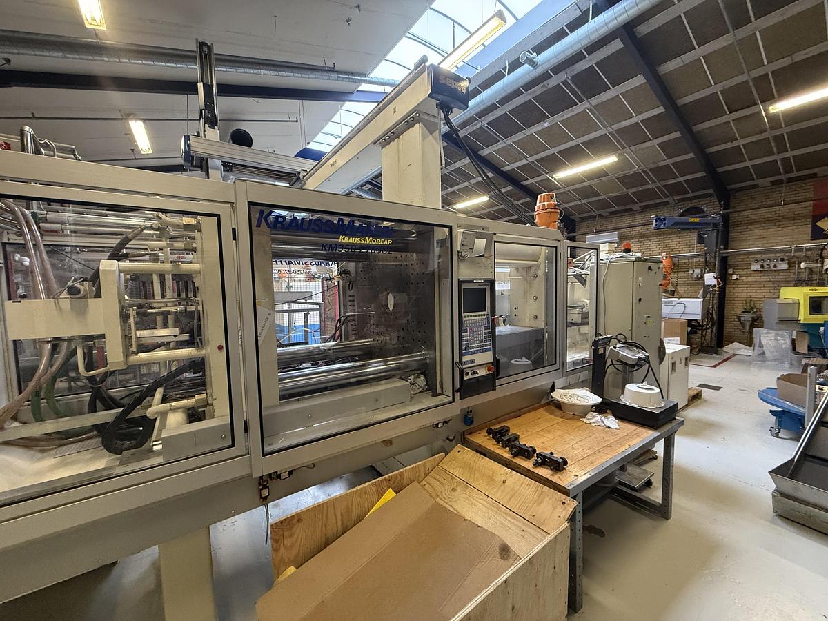 Used 1998 KraussMaffei KM 350-2700 C2 Injection Moulding Machine
