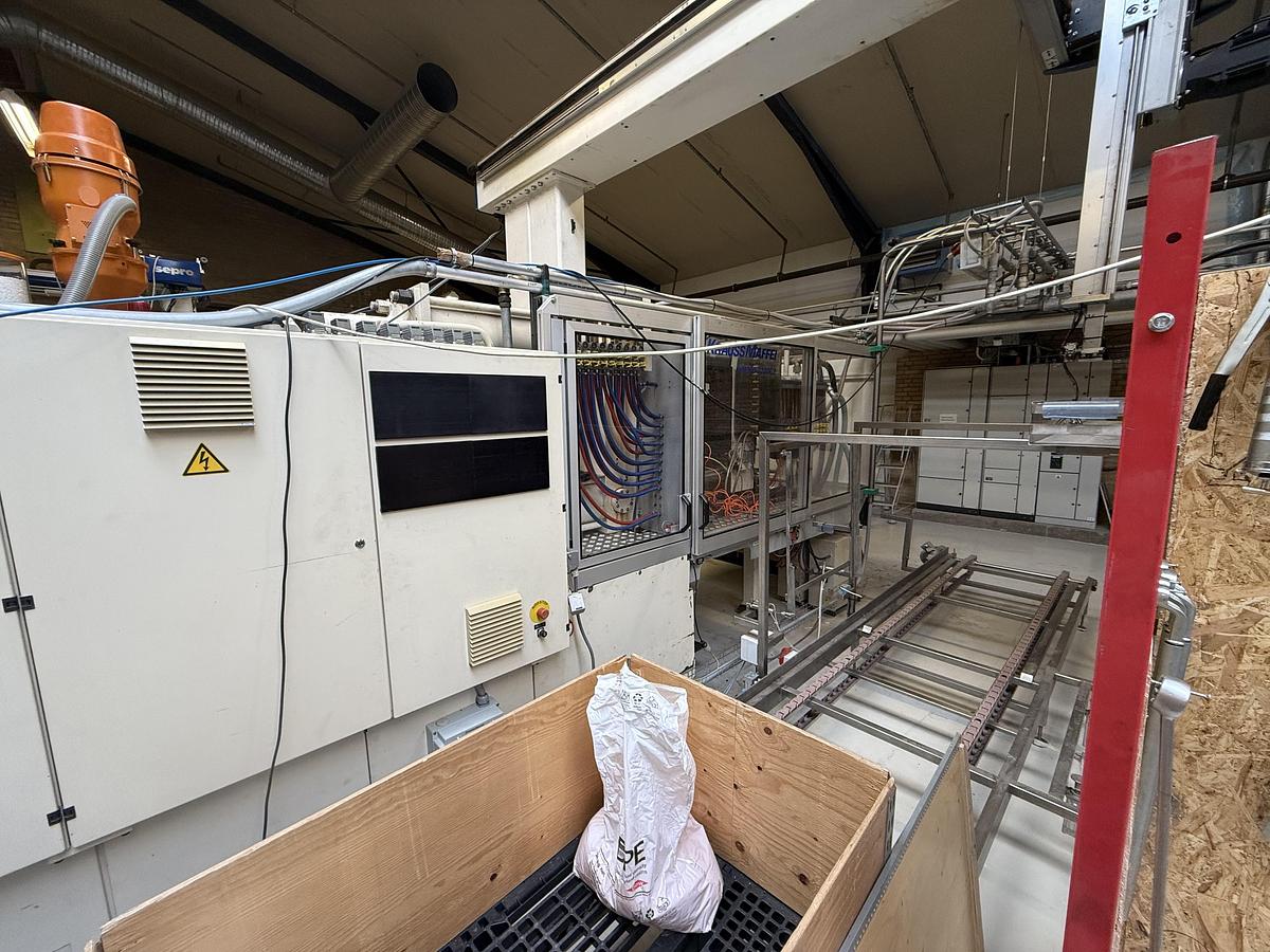 Used 1998 KraussMaffei KM 350-2700 C2 Injection Moulding Machine