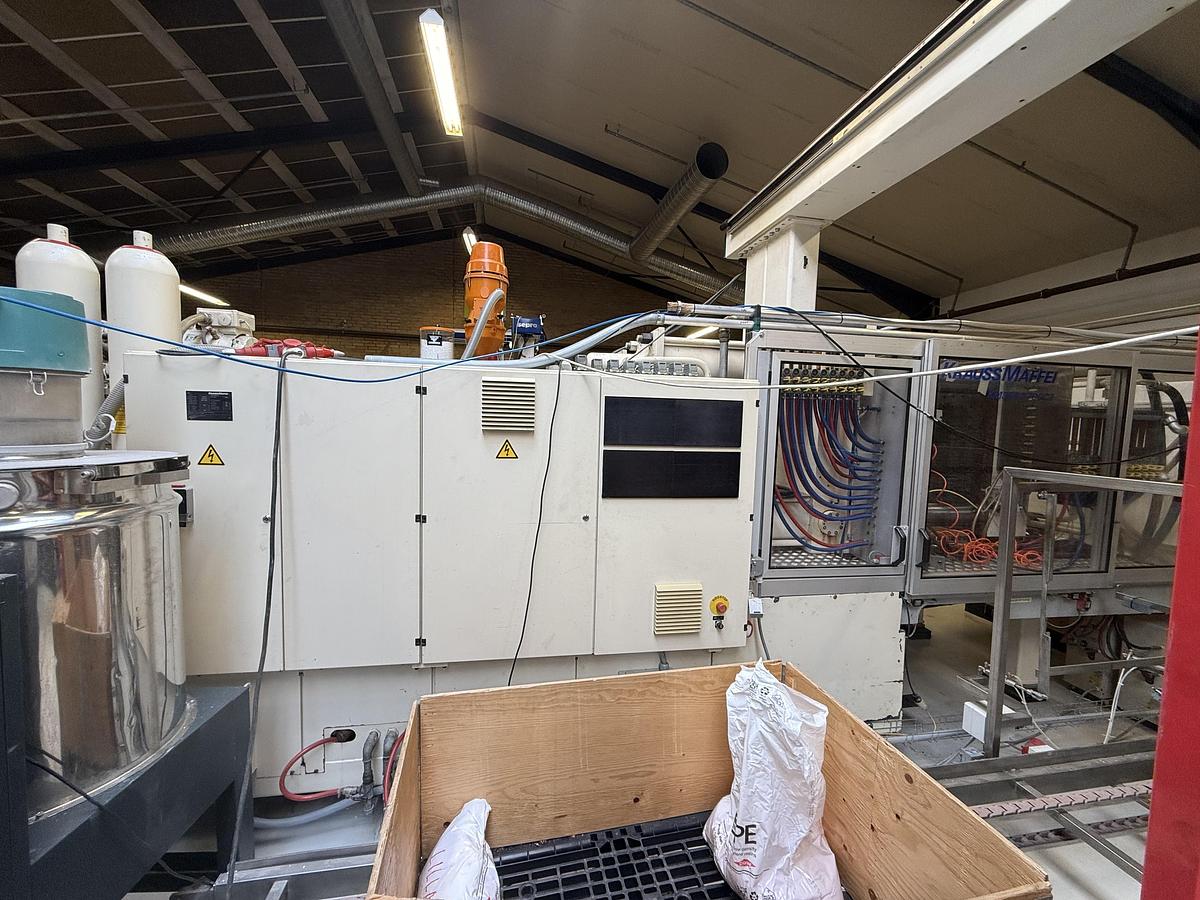 Used 1998 KraussMaffei KM 350-2700 C2 Injection Moulding Machine