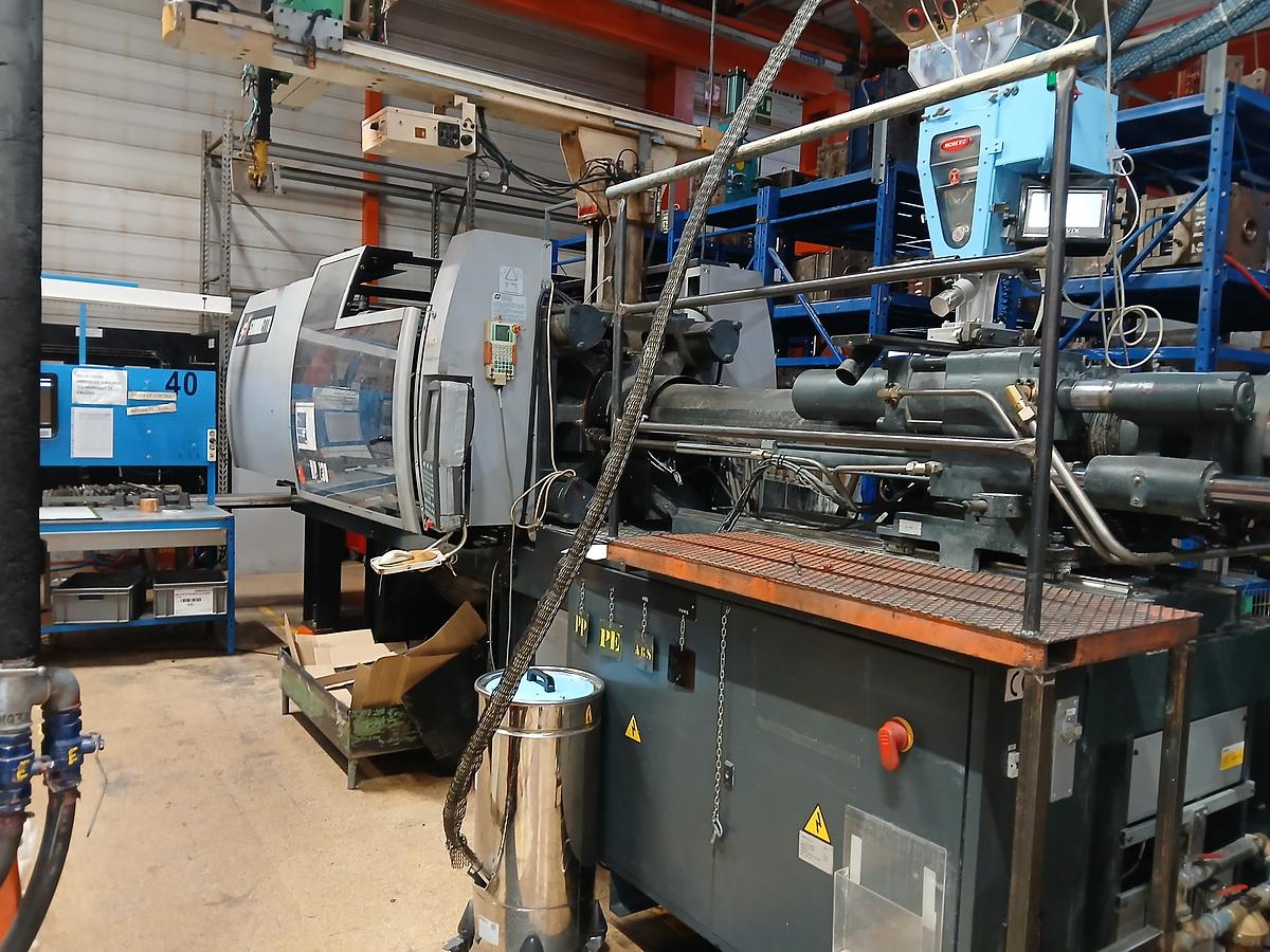 Used 2006 Sandretto NOVE HP Euromap 2300-3000/1300 Injection Molding Machine with APEX SA900 Robot 