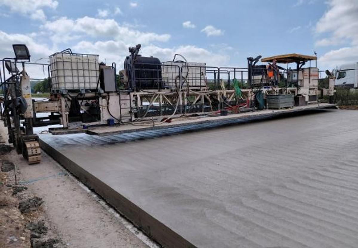 Used Wirtgen SP1500 Slipform Paver with TCM 1800