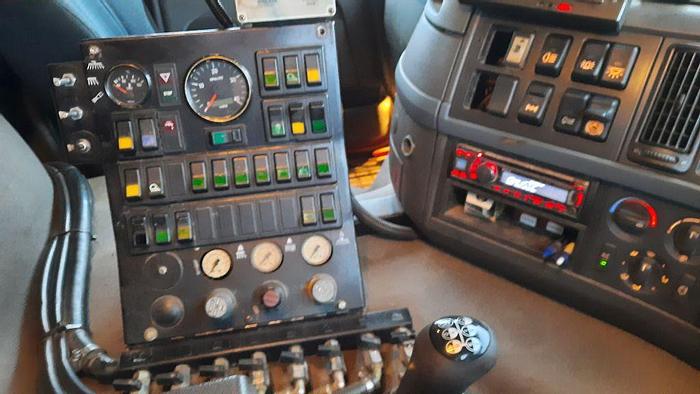 Gebruikt 2006 Volvo FM9 4x2R + Johnston Beam VX800