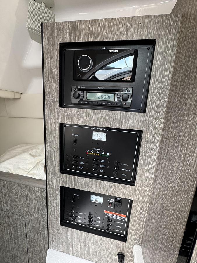 Used 2021 Monterey 295 Sport Yacht
