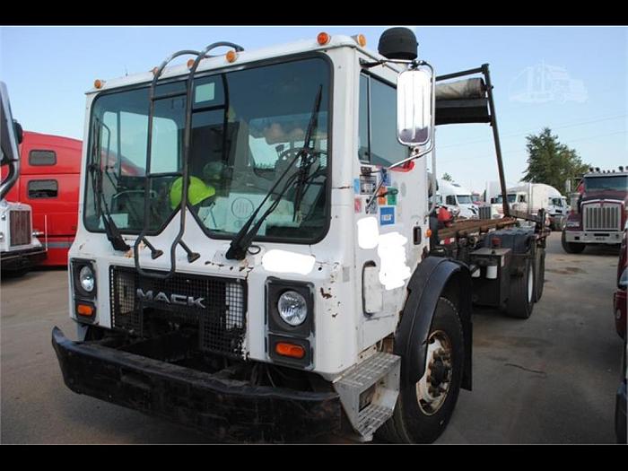 2007 MACK MR 688S ROLL-OFF TRUCK