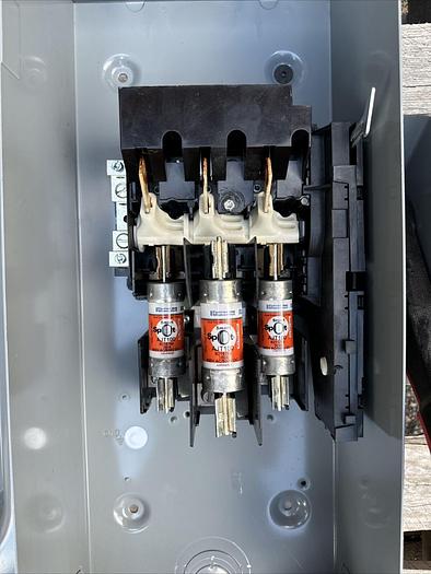 Used H323NRB Square D 100 Amp 240V 3P 4W Fusible Nema 3R Outdoor Rated Disconnect