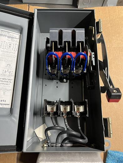 H362AWC Square D 60 Amp 600V 3P Fusible Disconnect Switch Pin & Sleeve New