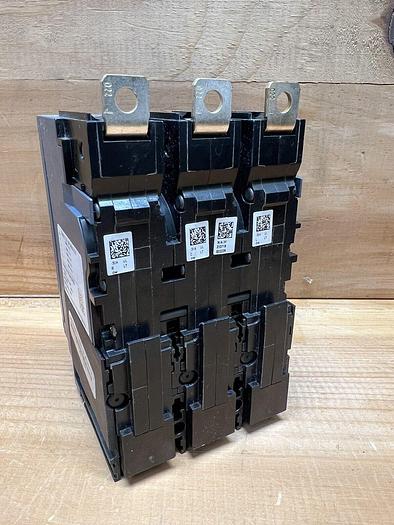 3VA41305ED340AA0 Siemens 3VA4 30 Amp 600V 3 Pole Bolt On Circuit Breaker New