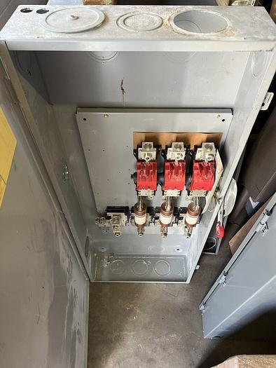 Used DG325NGK Cutler Hammer 400 Amp 240V 3P 4W Fusible Nema 1 Indoor Rated Disconnect 782113639208