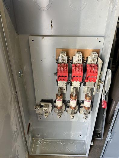 Used DG325NGK Cutler Hammer 400 Amp 240V 3P 4W Fusible Nema 1 Indoor Rated Disconnect 782113639208