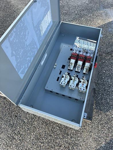 DH327FGK Cutler Hammer 800 Amp 240V Fusible Indoor Rated Disconnect Switch New