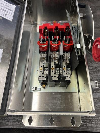 DH322FWK Cutler Hammer 60 Amp 240V 3 Pole Fusible Nema 4X Stainless Disconnect