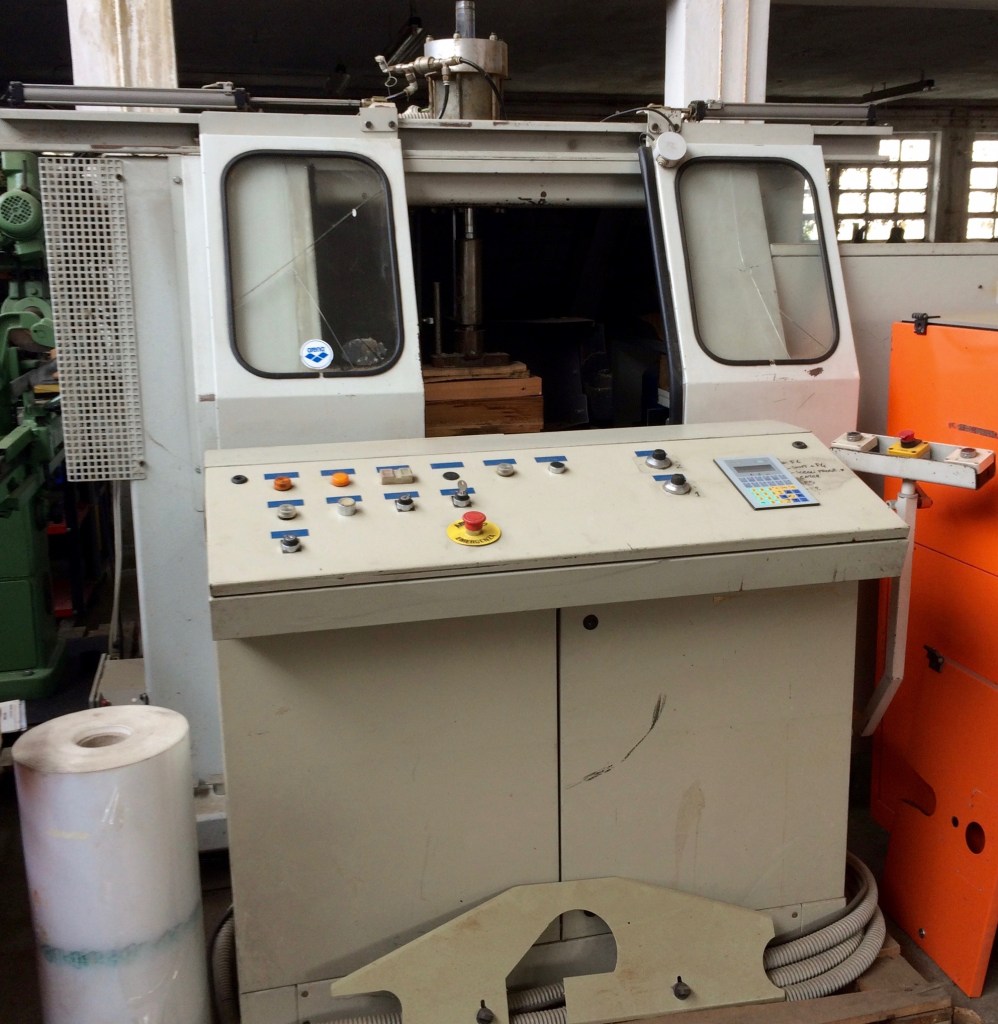 Used 1997 Giostra contornatrice per sedili, taglieri e prodotti similari con albero potenziato