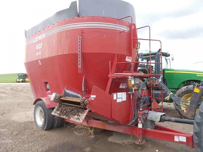 Used Loewen 1022 Vertical Feed Mixer