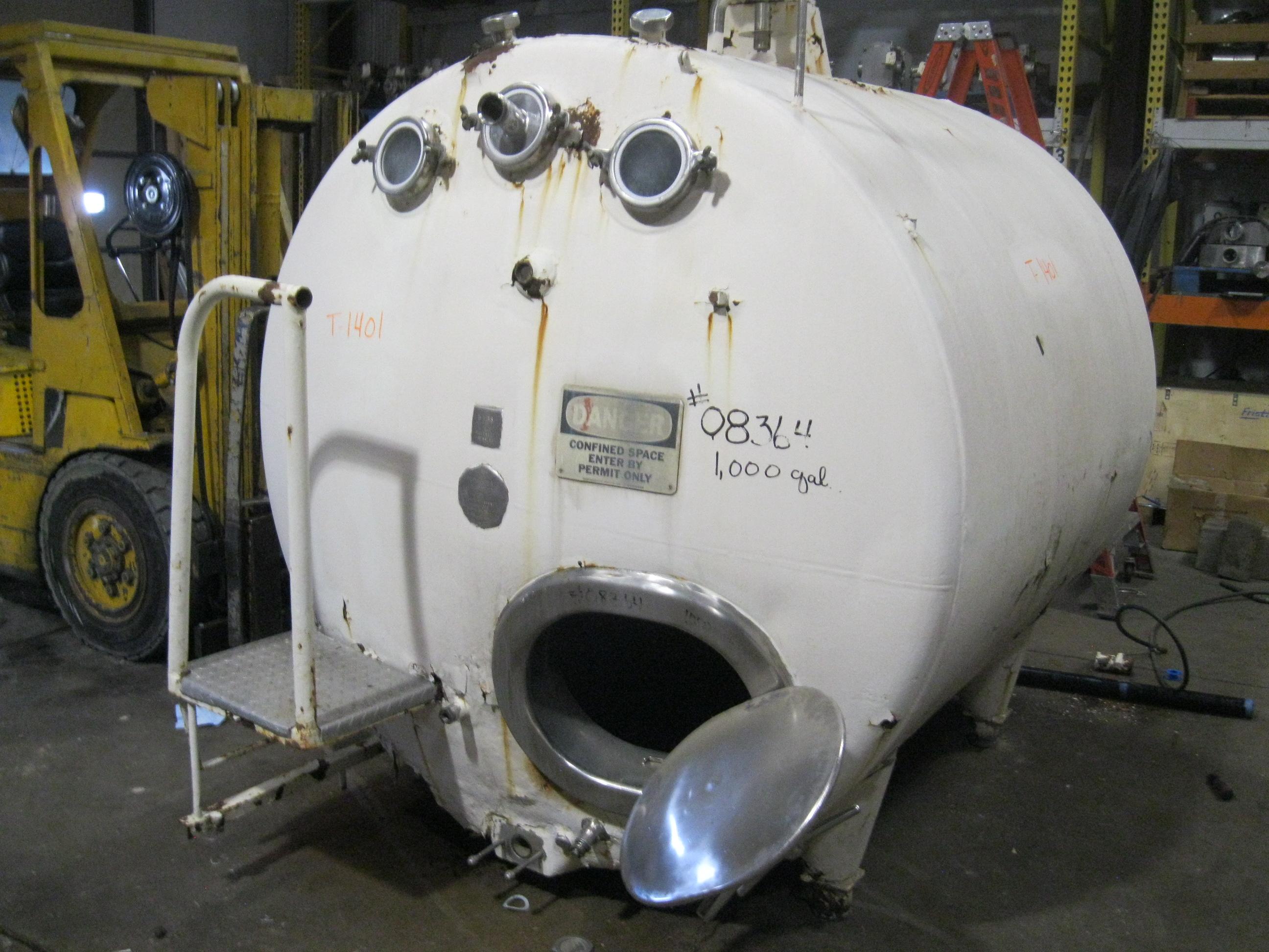 Usado 1000 GALLON HORIZONTAL BULK TANK WITH AGITATION AND JACKET