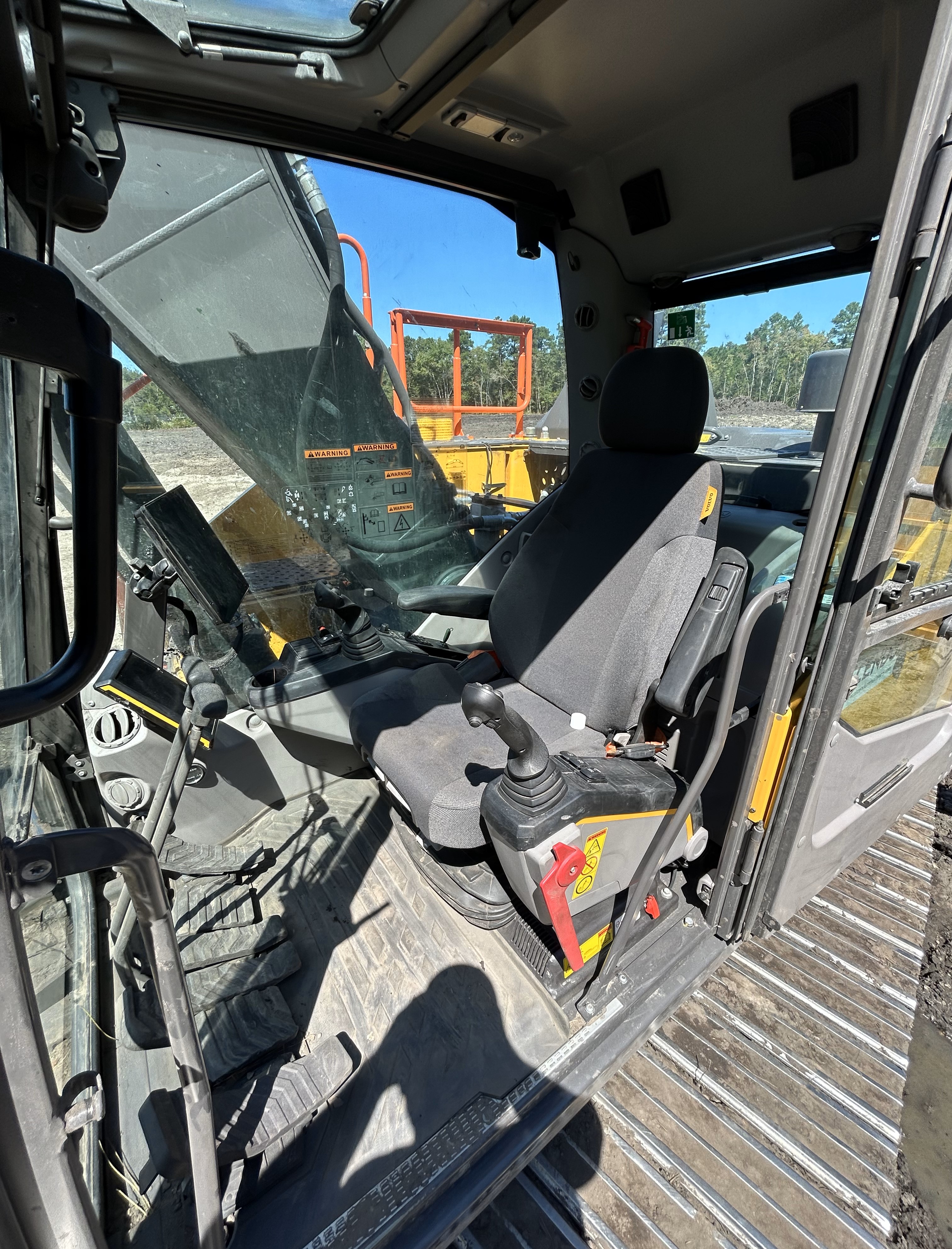 Used 2023 Volvo EC220EL with 385 hrs, progressive link hydraulic thumb