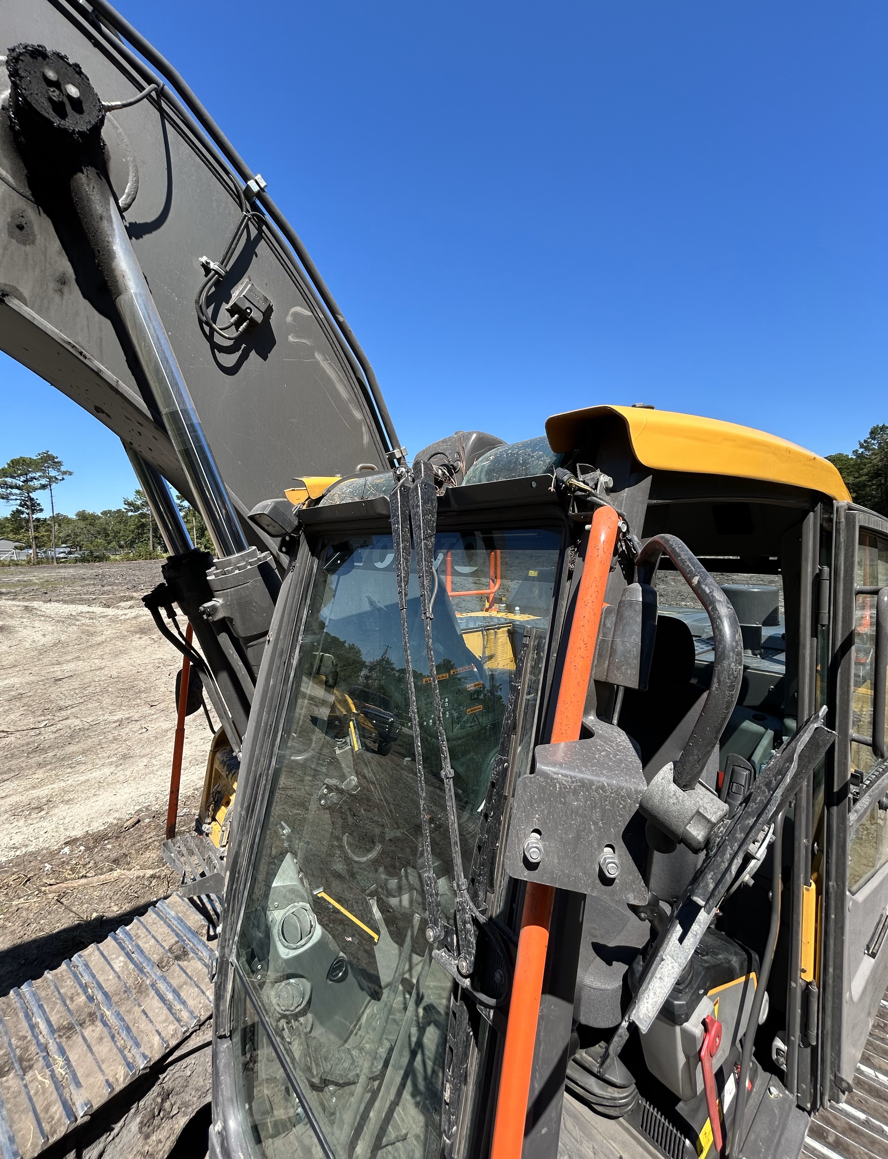 Used 2023 Volvo EC220EL with 385 hrs, progressive link hydraulic thumb