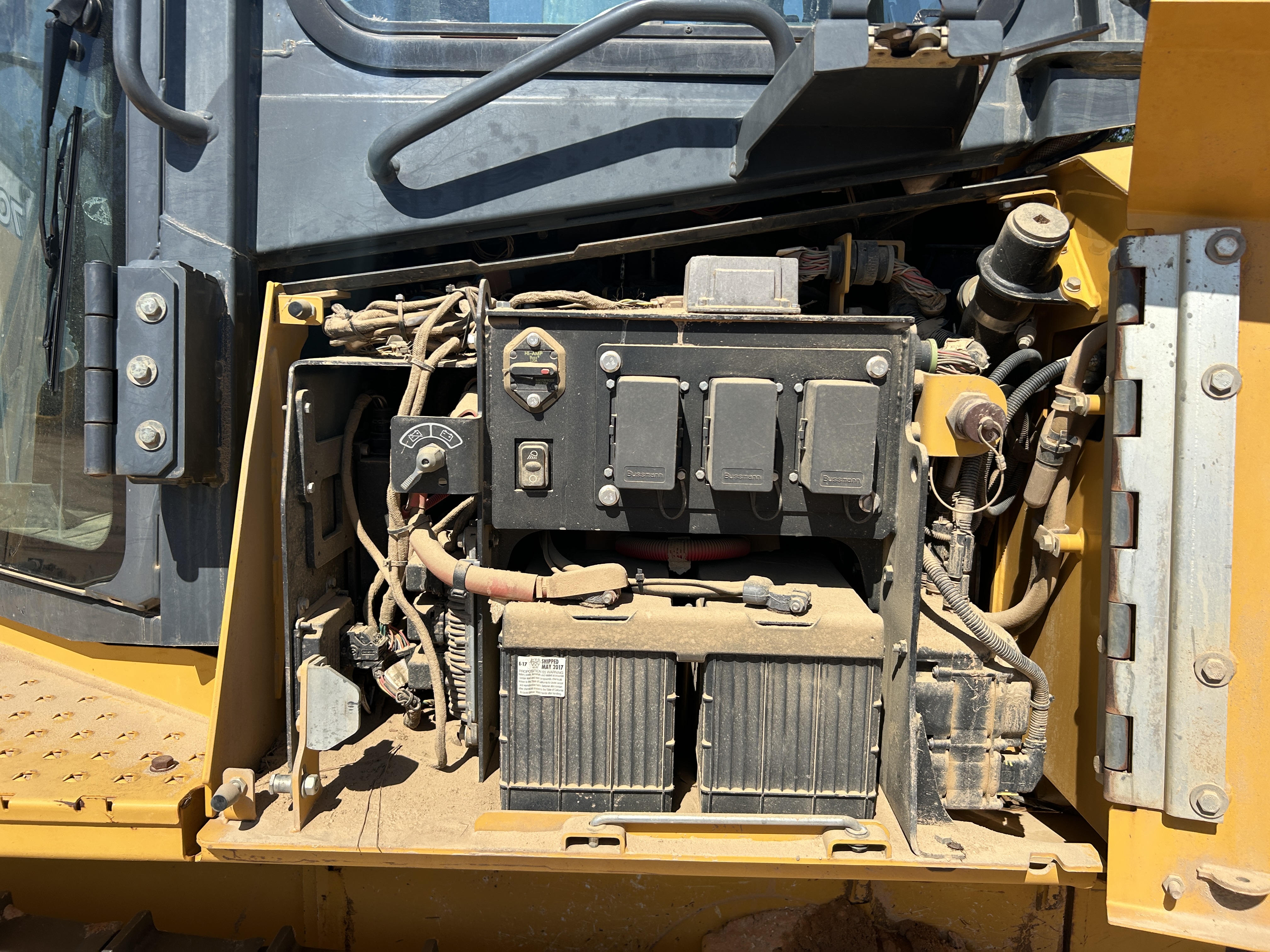 Used 2016 Deere 700K LGP with low hrs, 90 percent bottom, ripper, GPS ready