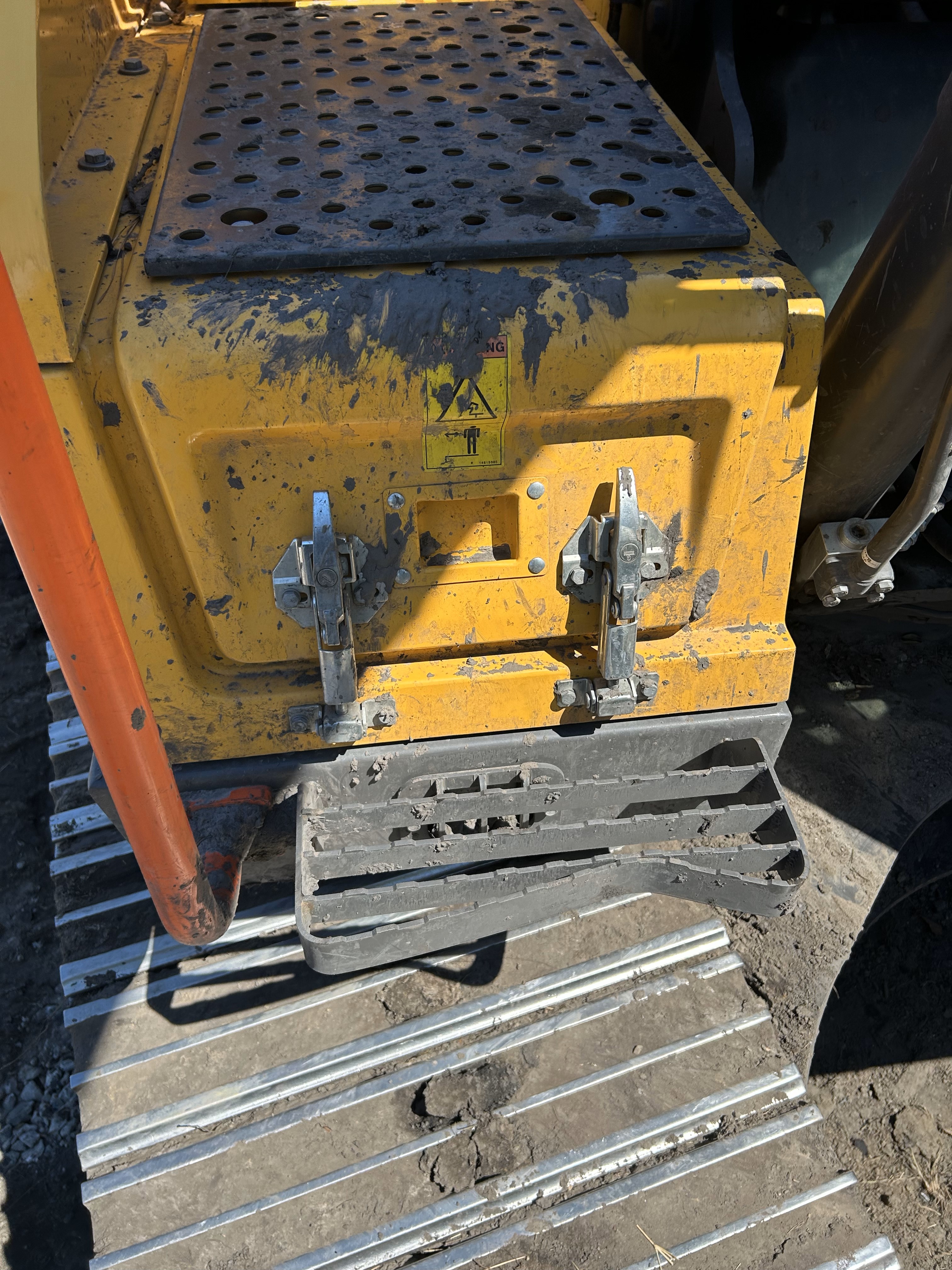 Used 2023 Volvo EC220EL with 385 hrs, progressive link hydraulic thumb