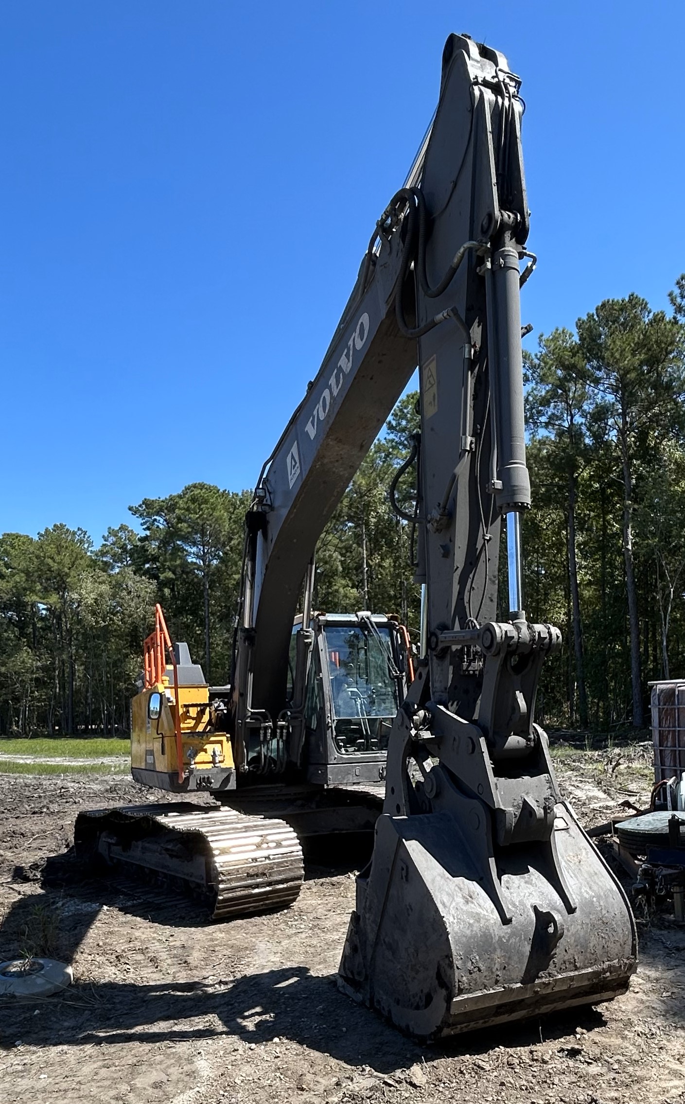 Used 2023 Volvo EC220EL with 385 hrs, progressive link hydraulic thumb