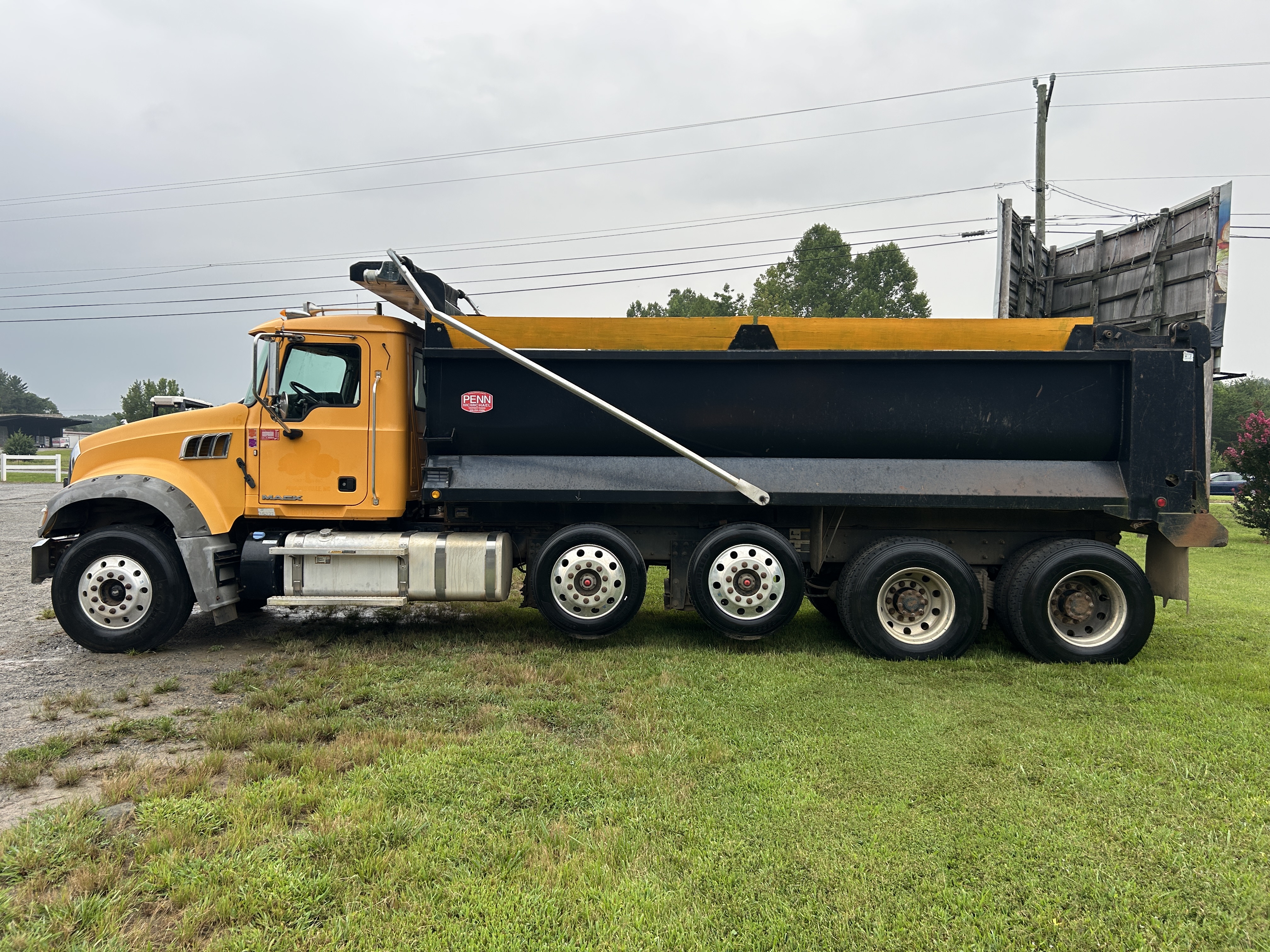 Used 2014 Mack Granite GU713 Quad Axle Dump Truck - Automatic
