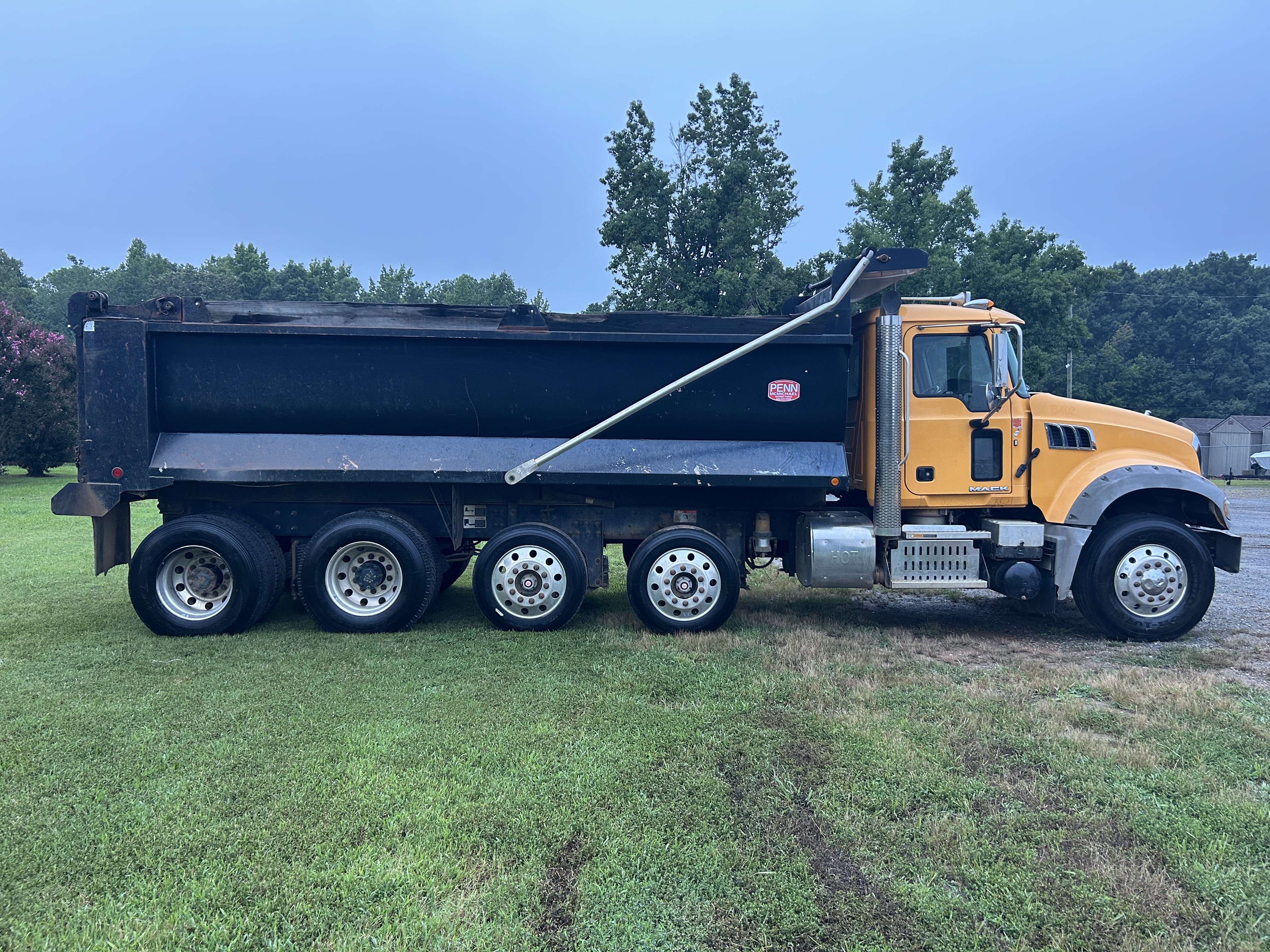 Used 2014 Mack Granite GU713 Quad Axle Dump Truck - Automatic