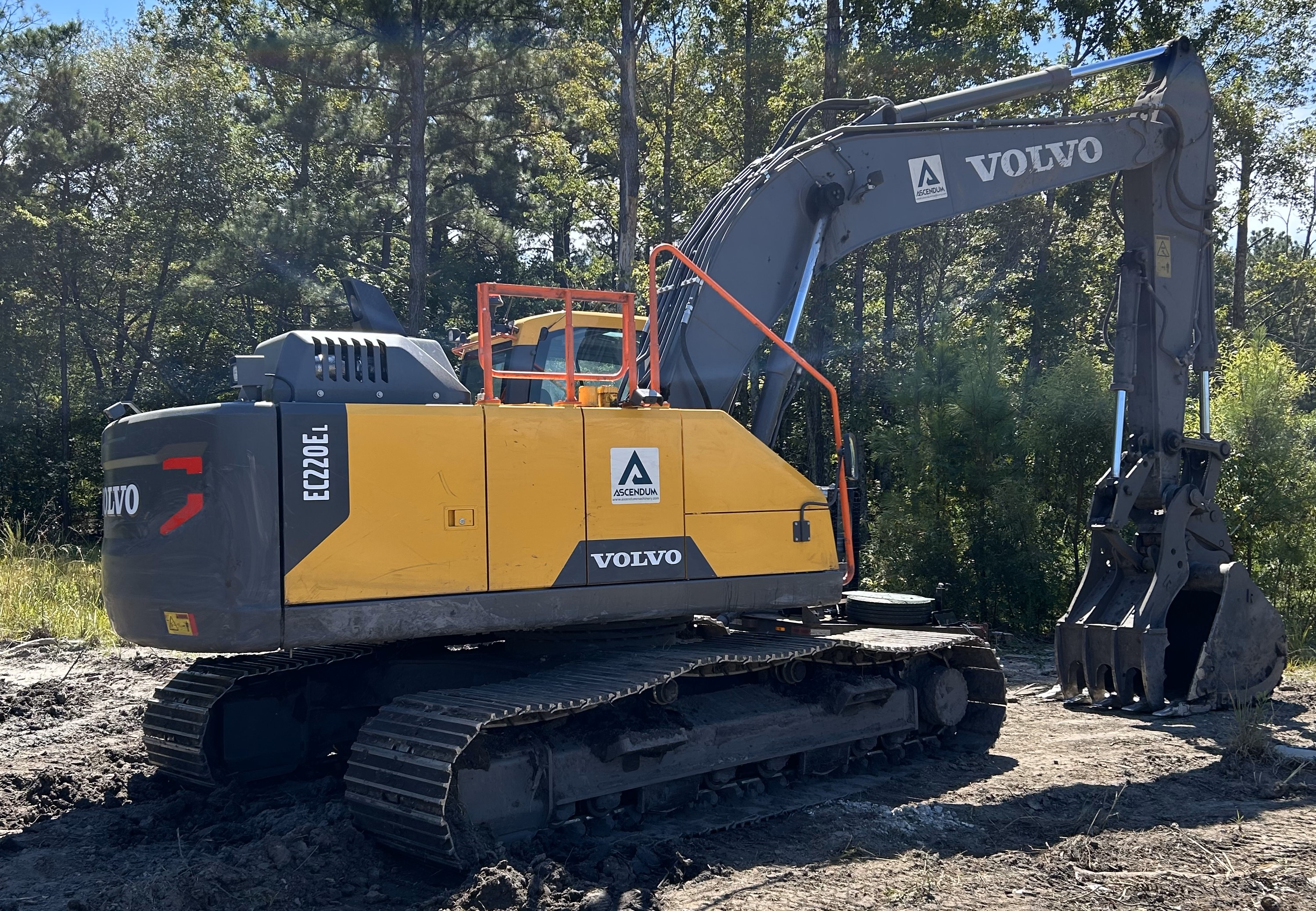 Used 2023 Volvo EC220EL with 385 hrs, progressive link hydraulic thumb