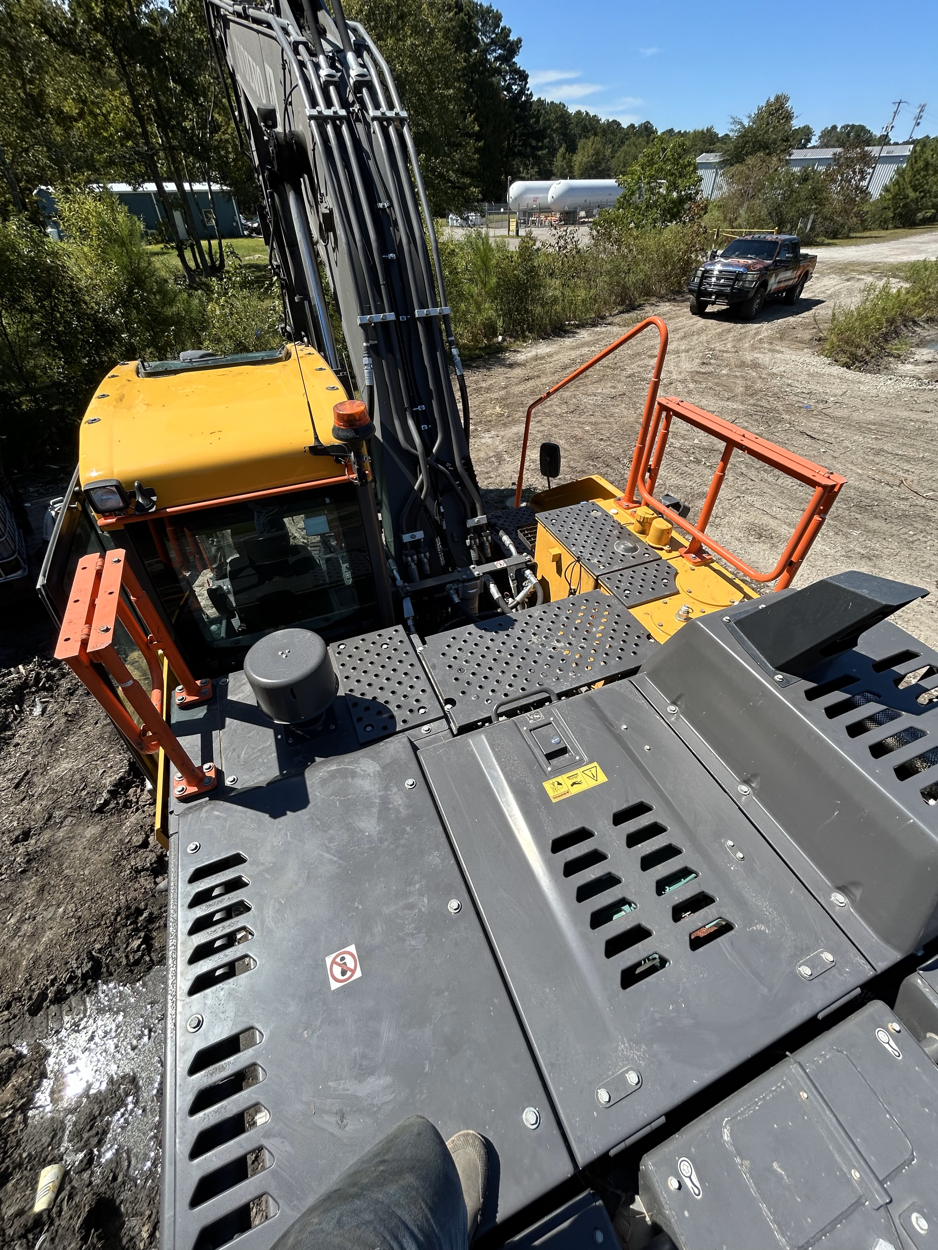 Used 2023 Volvo EC220EL with 385 hrs, progressive link hydraulic thumb