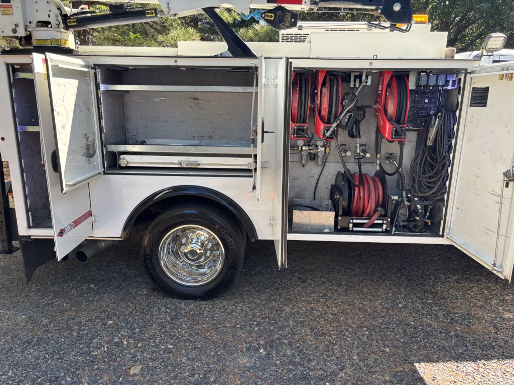 Used 2019 Ford F550 XL service truck