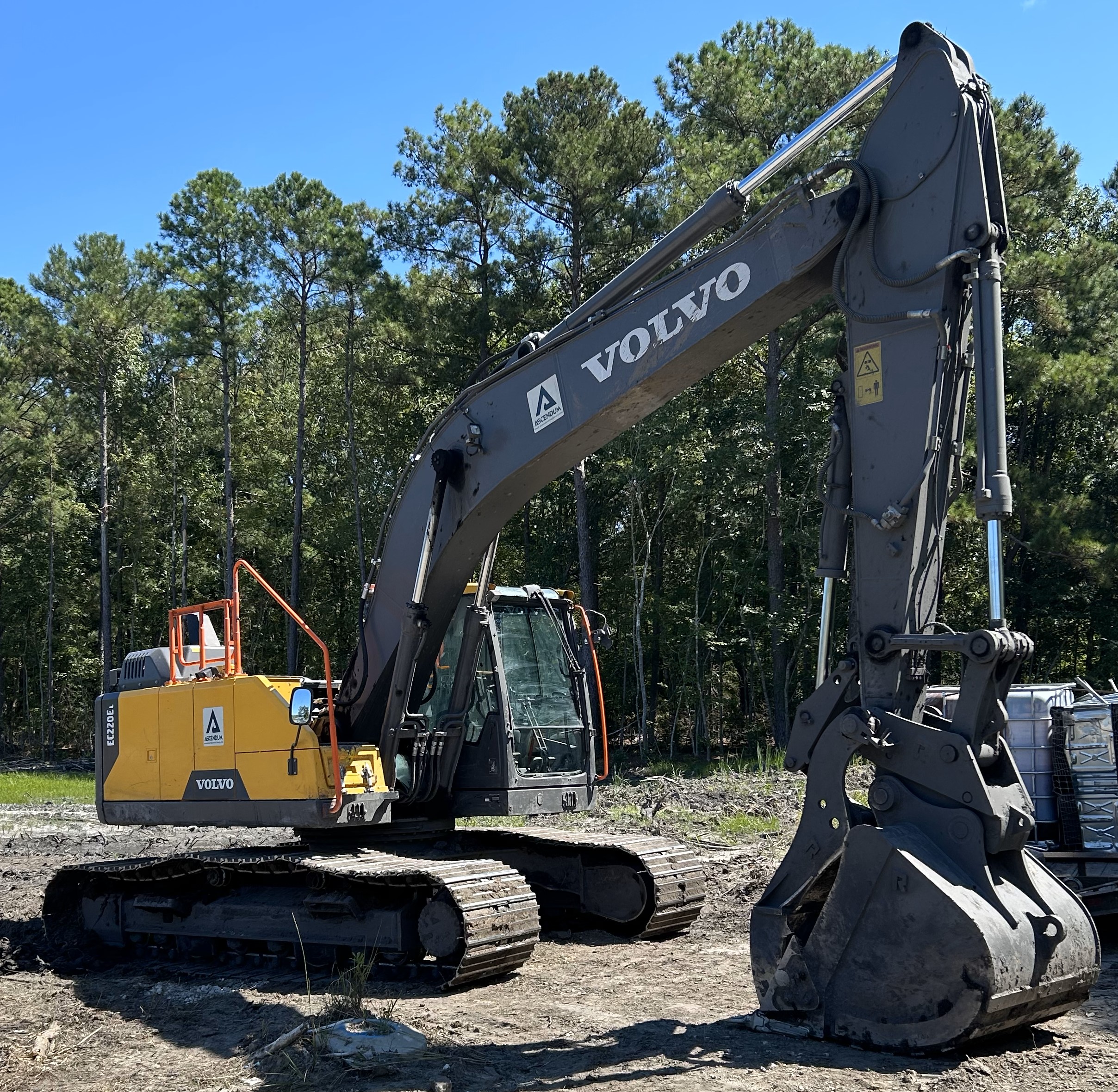 Used 2023 Volvo EC220EL with 385 hrs, progressive link hydraulic thumb