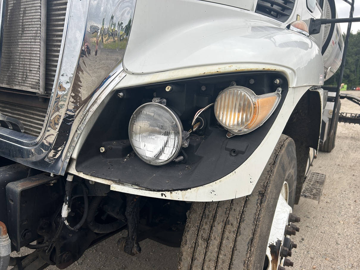 Used 2018 International Leeboy Rosco Maximizer 3 Tack Truck