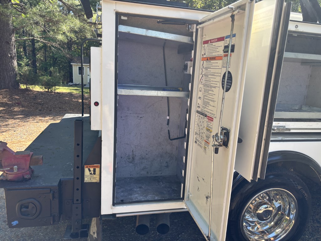 Used 2019 Ford F550 XL service truck