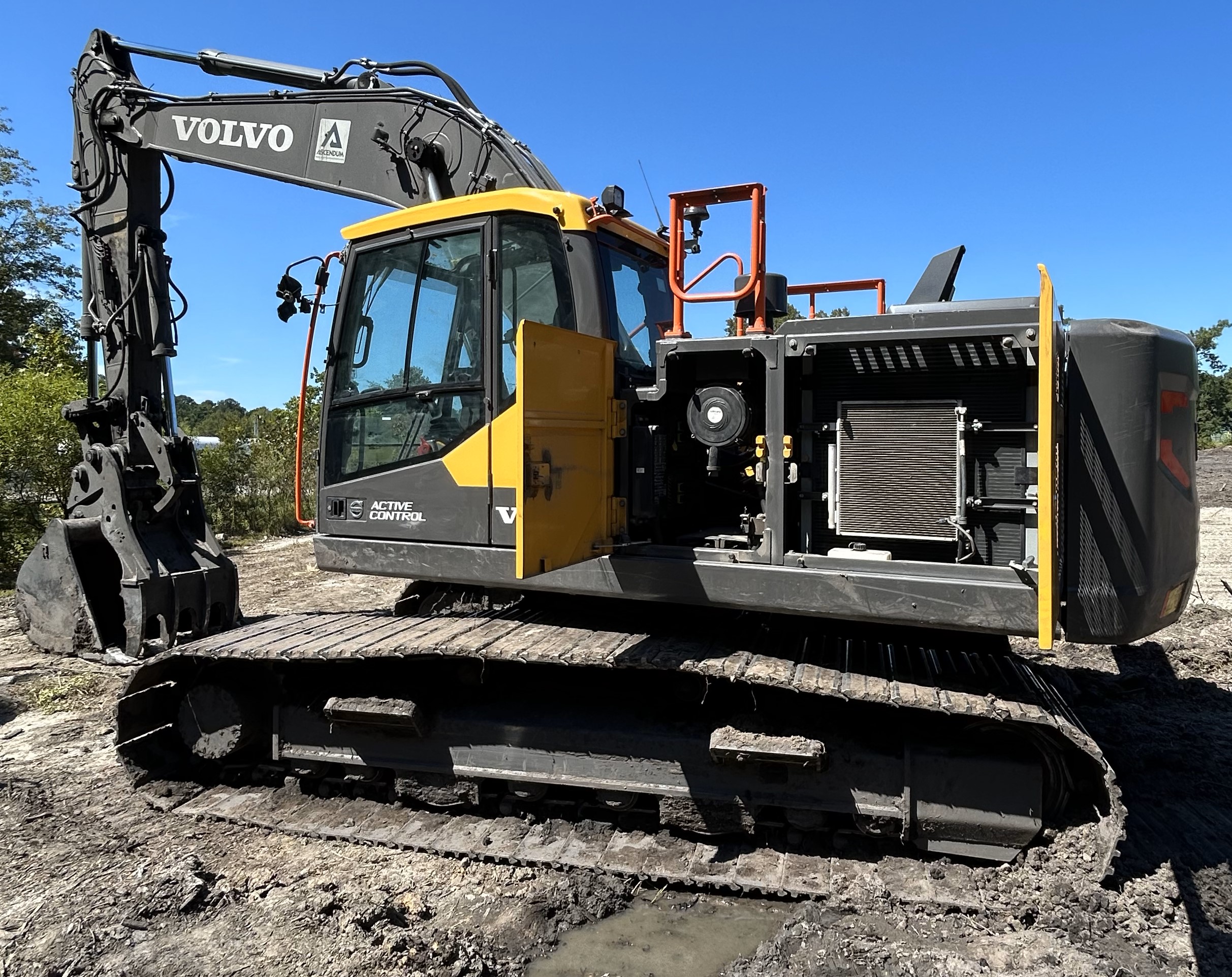 Used 2023 Volvo EC220EL with 385 hrs, progressive link hydraulic thumb