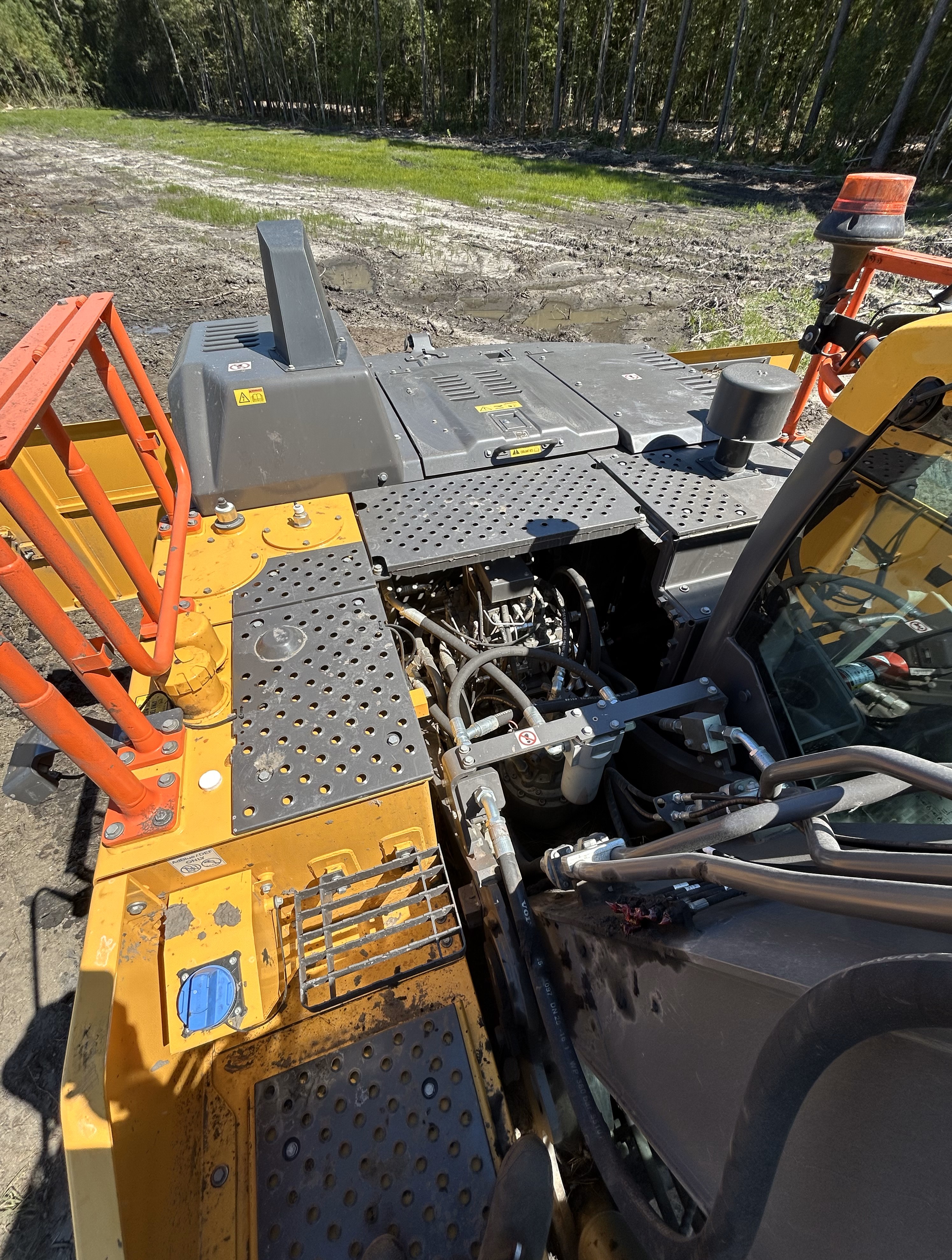 Used 2023 Volvo EC220EL with 385 hrs, progressive link hydraulic thumb