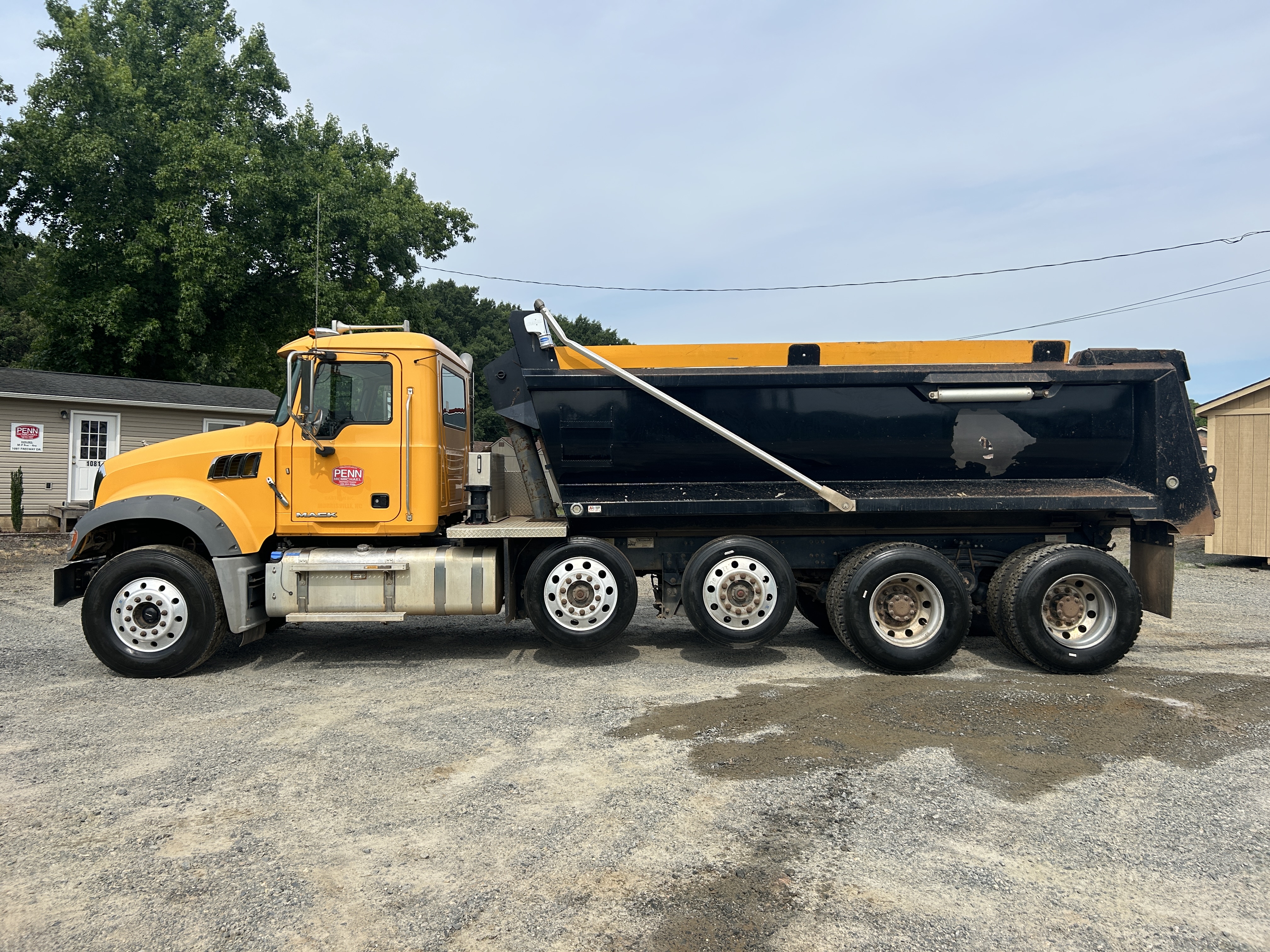Used 2018 Mack Granite GU713 Quad Axle Dump Truck - automatic
