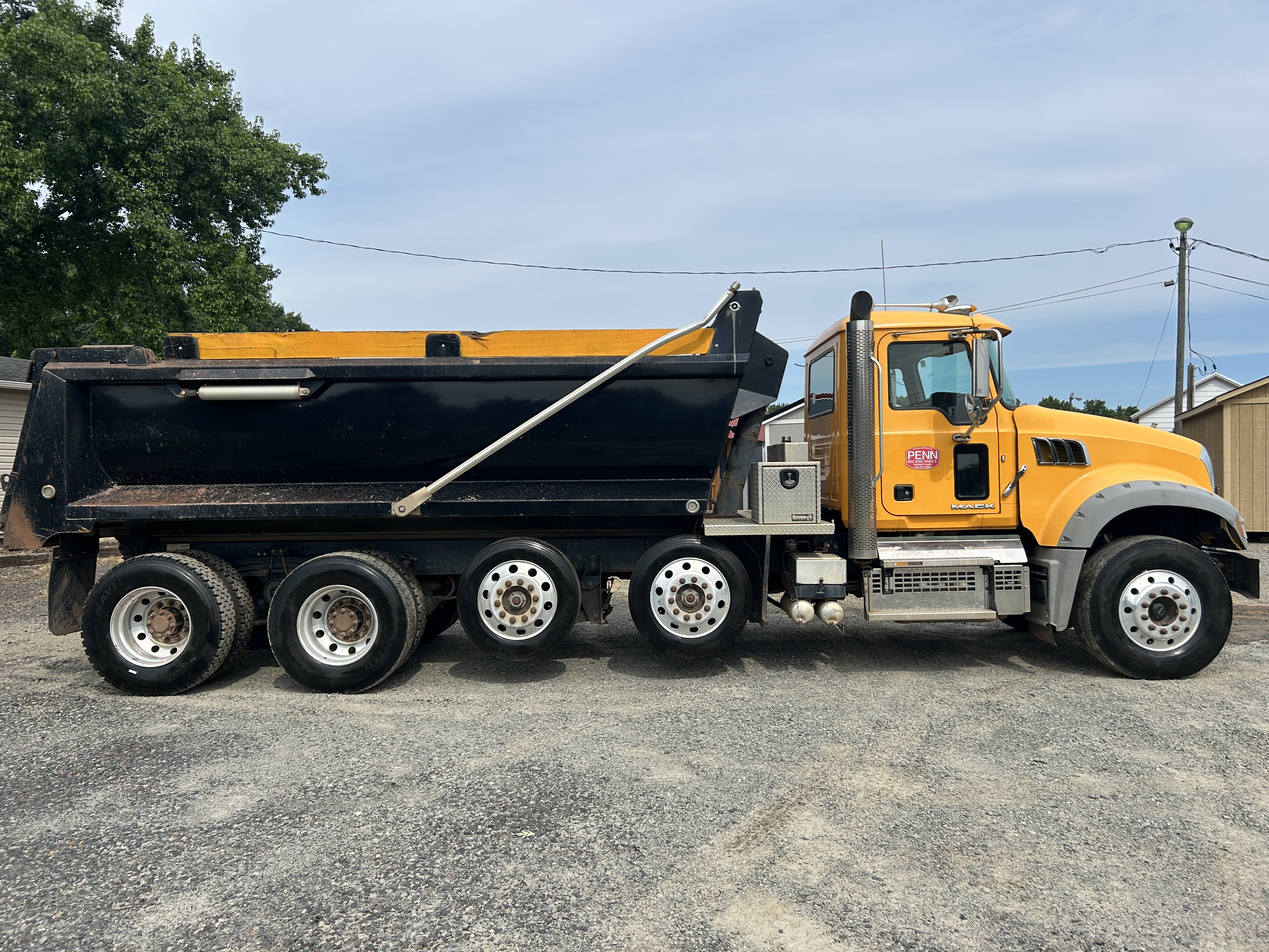 Used 2018 Mack Granite GU713 Quad Axle Dump Truck - automatic