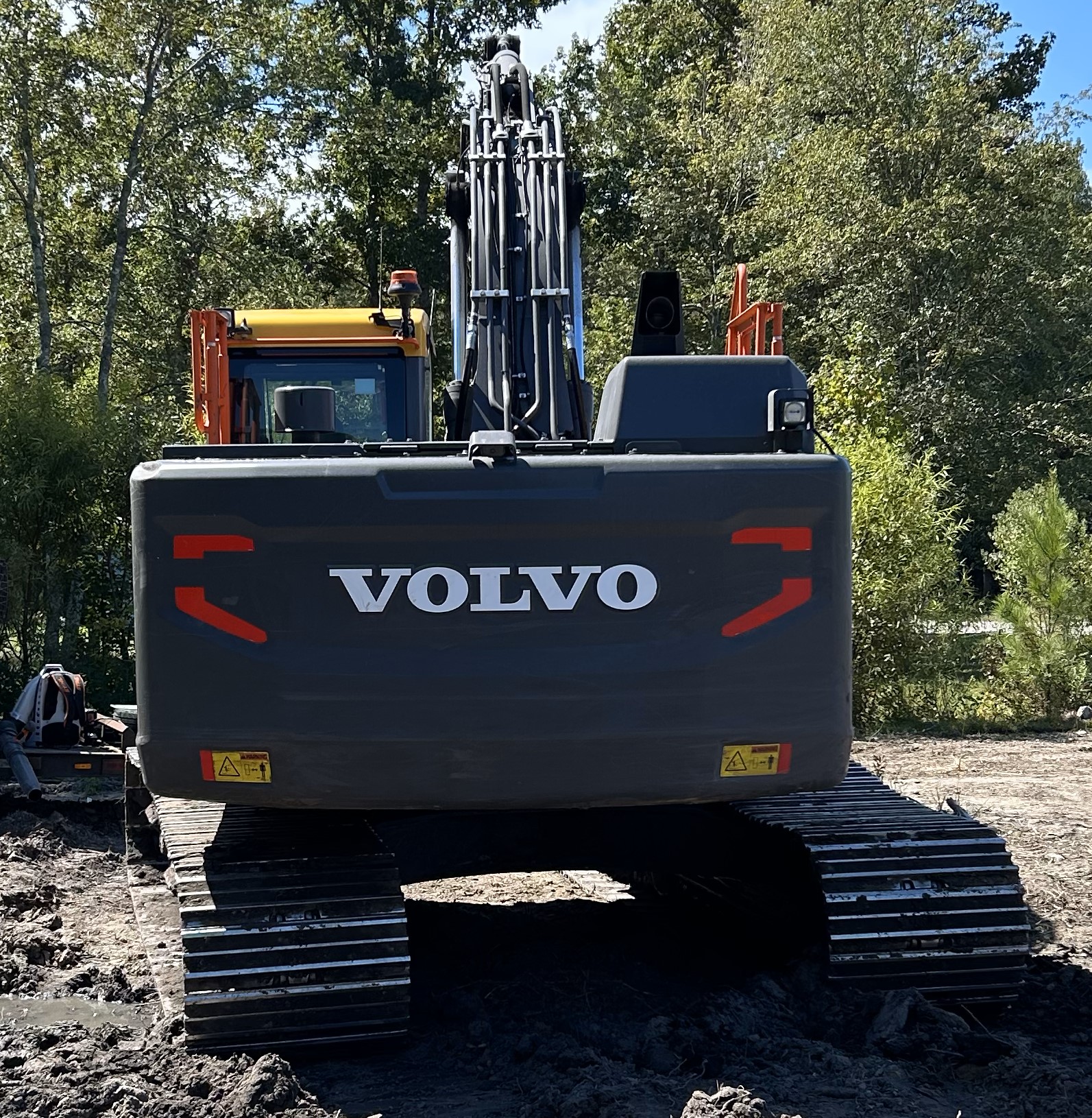 Used 2023 Volvo EC220EL with 385 hrs, progressive link hydraulic thumb