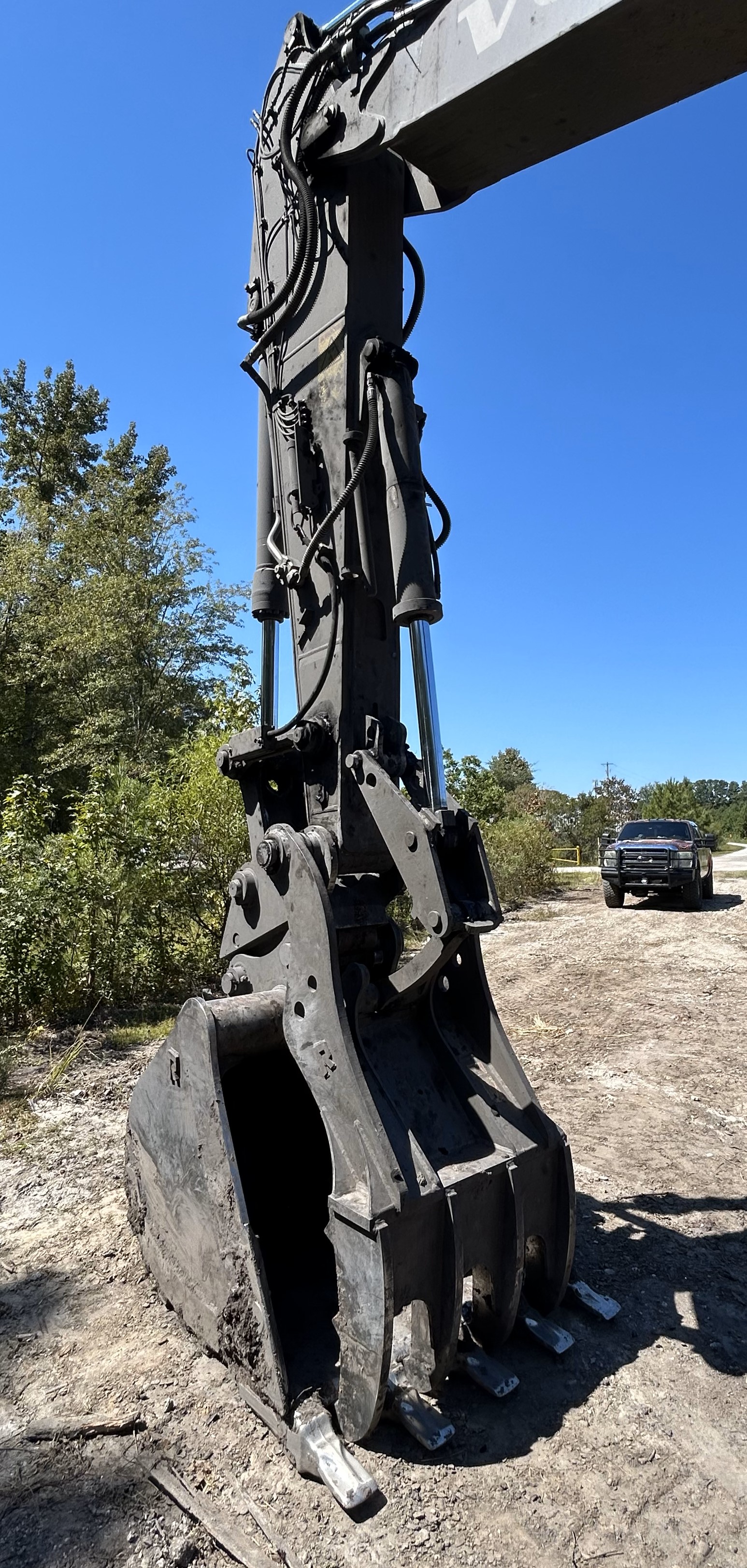 Used 2023 Volvo EC220EL with 385 hrs, progressive link hydraulic thumb