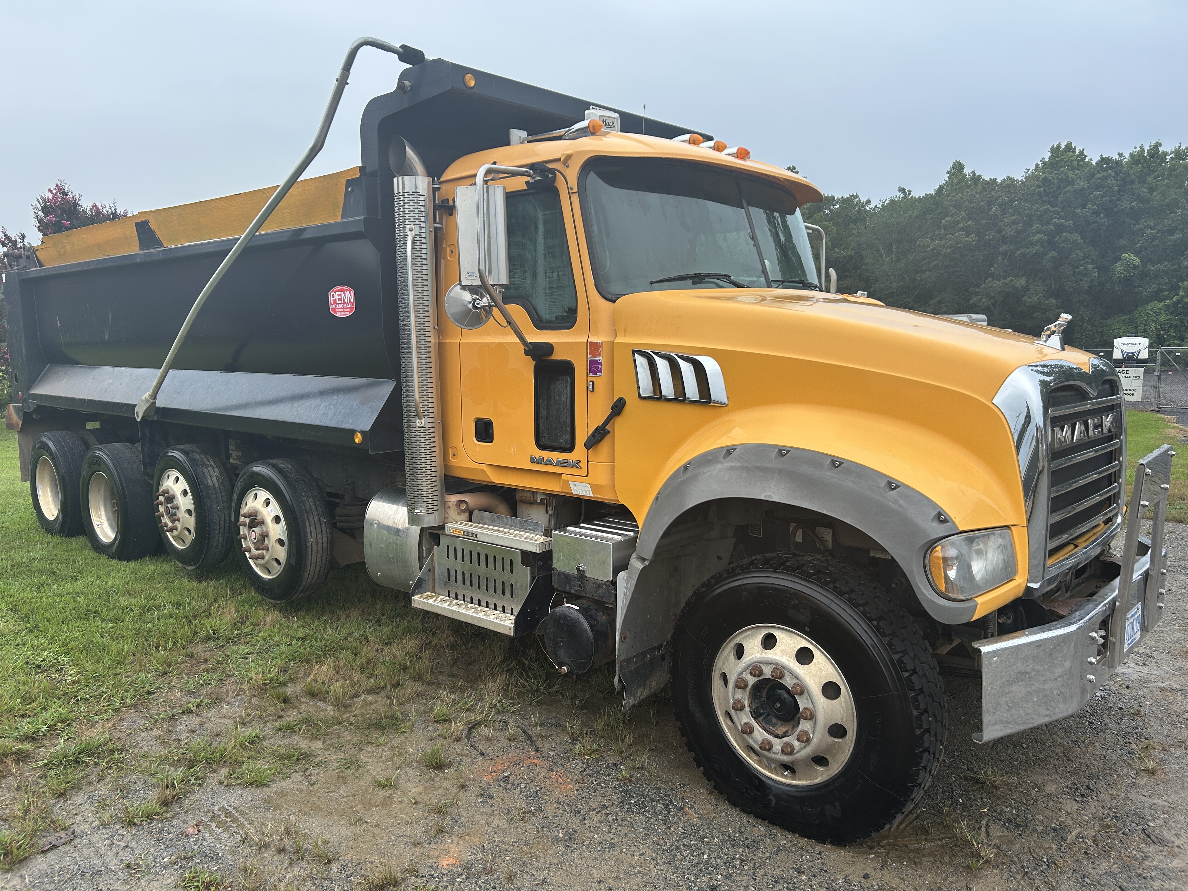 Used 2014 Mack Granite GU713 Quad Axle Dump Truck - Automatic