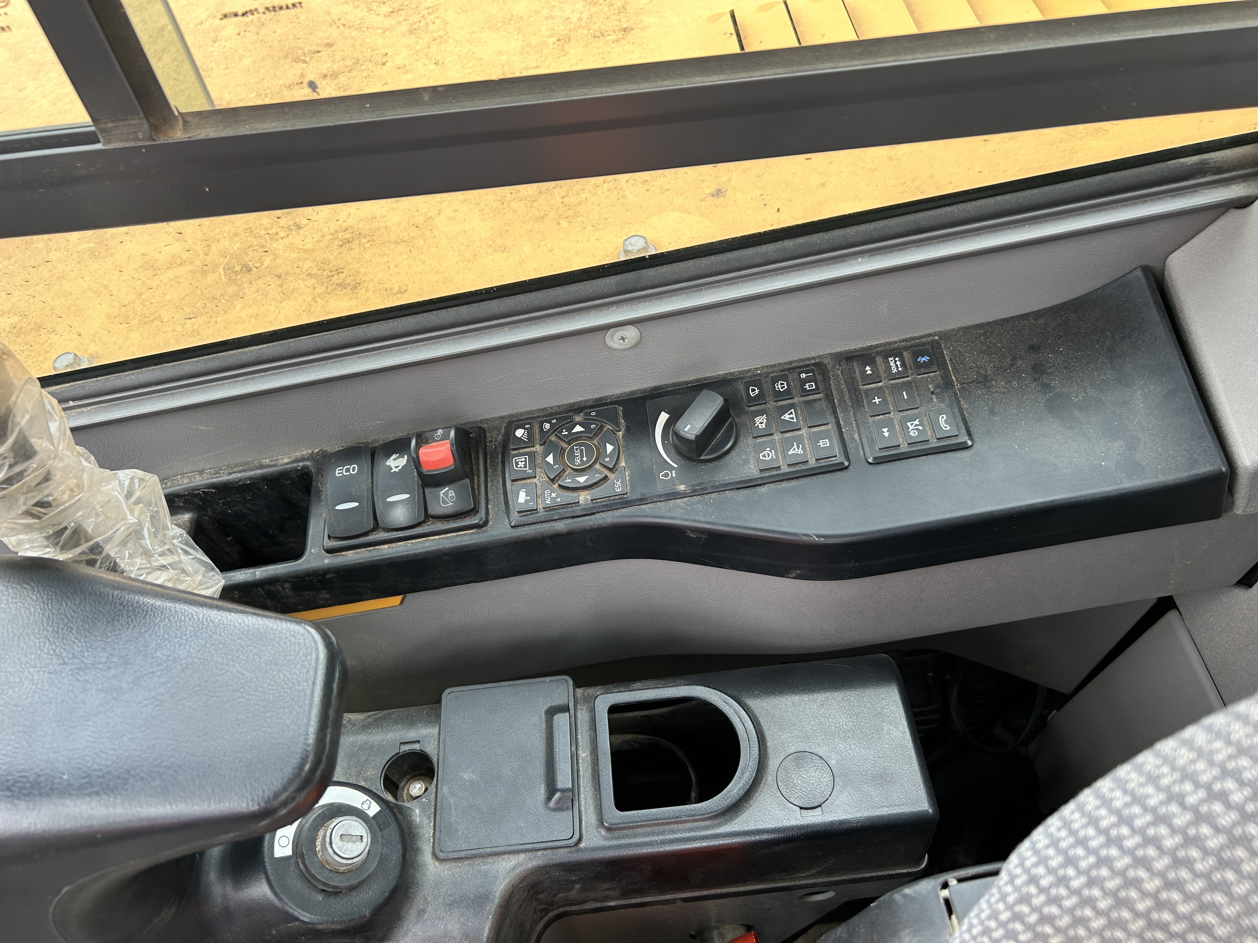 Used 2022 Volvo ECR88D PRO with only 654 hrs, loaded!