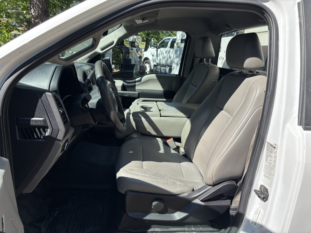 Used 2019 Ford F550 XL service truck