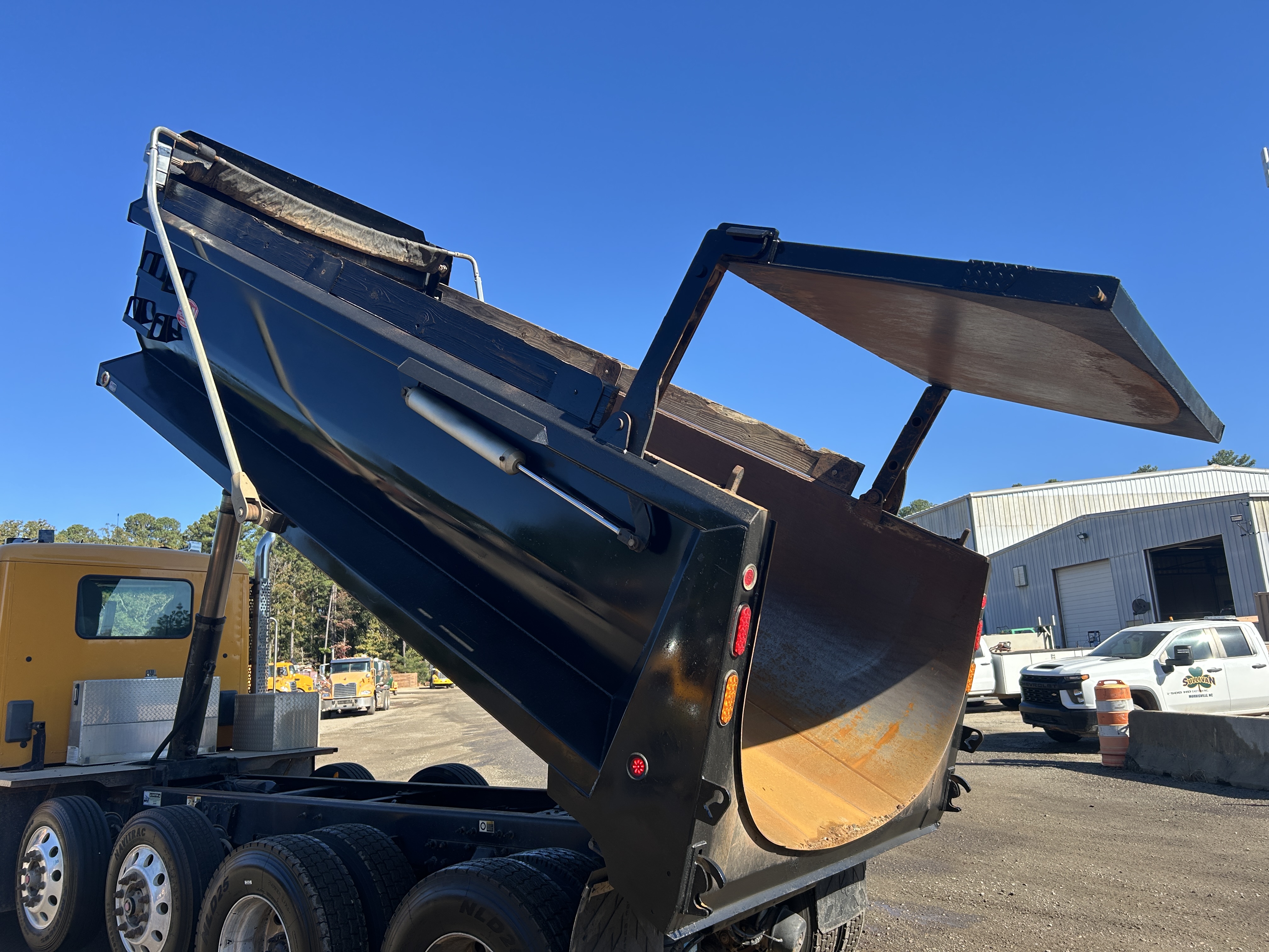 Used 2016 Kenworth T880 Quad Axle Dump Truck - Automatic