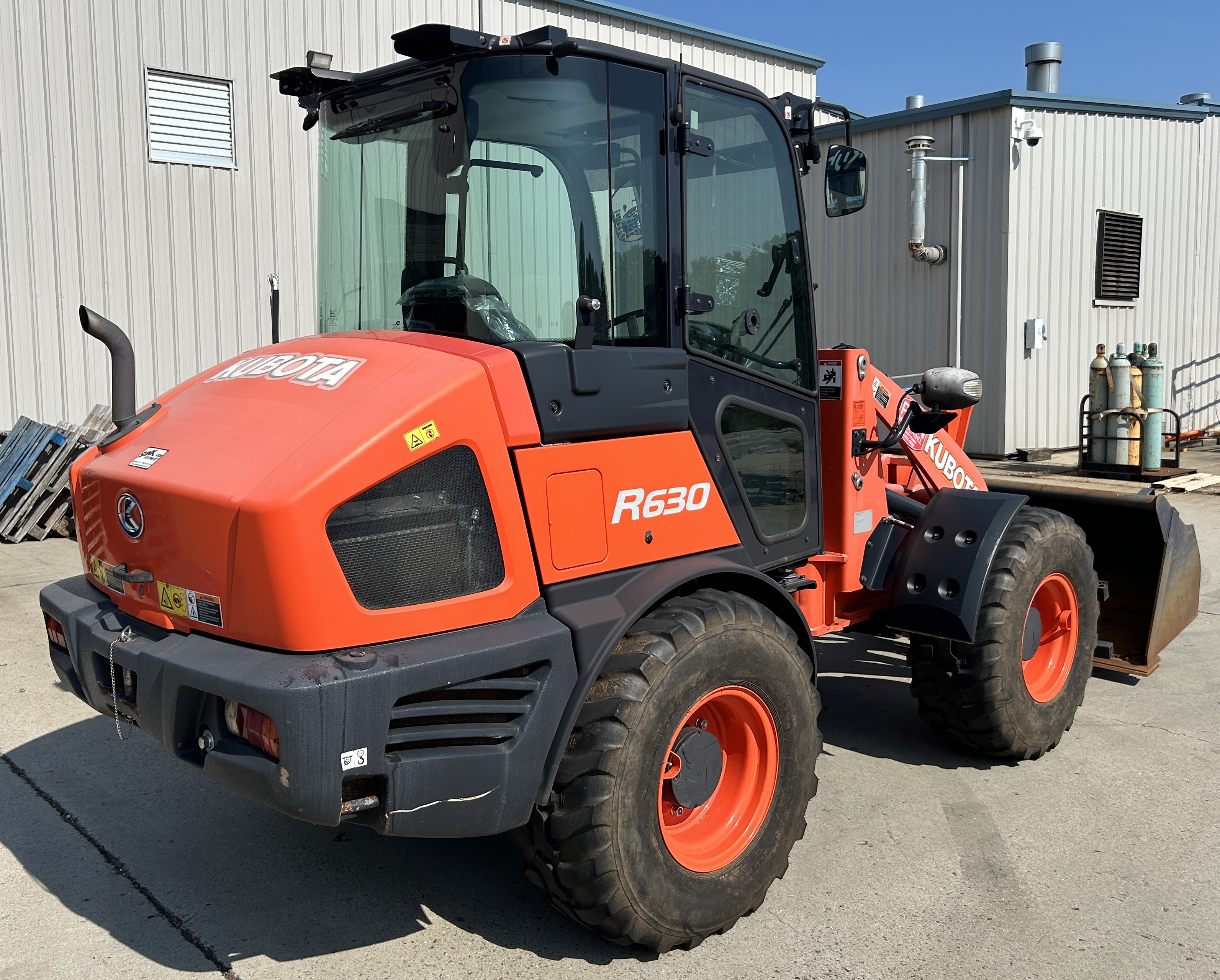 Used 2020 Kubota R630 wheel loader - never used in contruction!