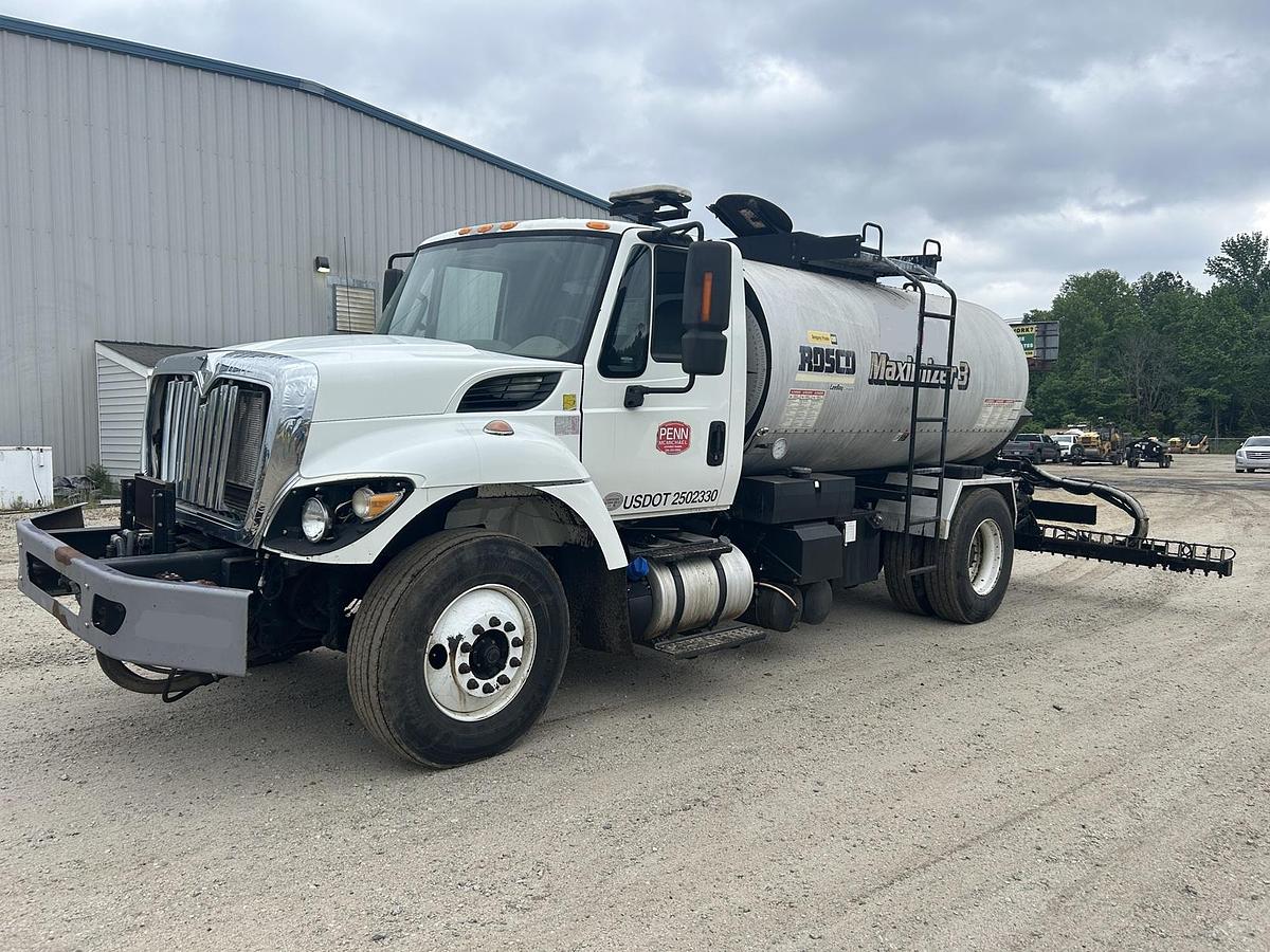 Used 2018 International Leeboy Rosco Maximizer 3 Tack Truck