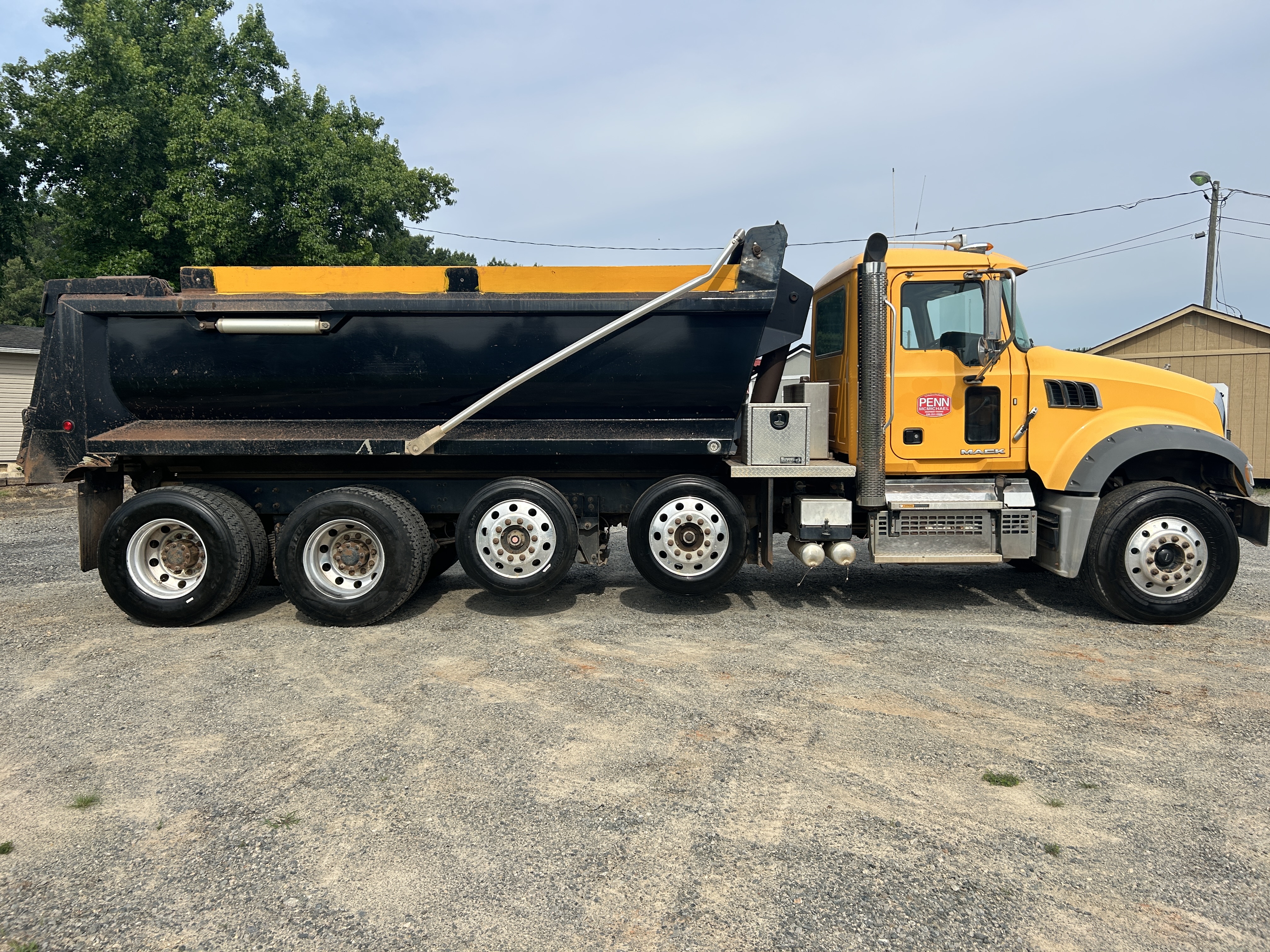 Used 2018 Mack Granite GU713 Quad Axle Dump Truck - automatic