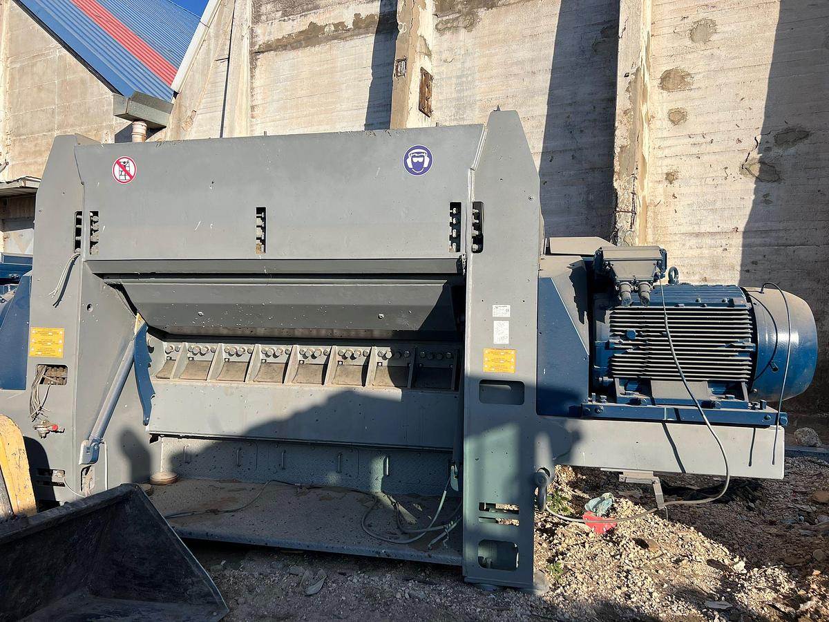 Used 2014 Lindner Komet 2800 HP and conveyor