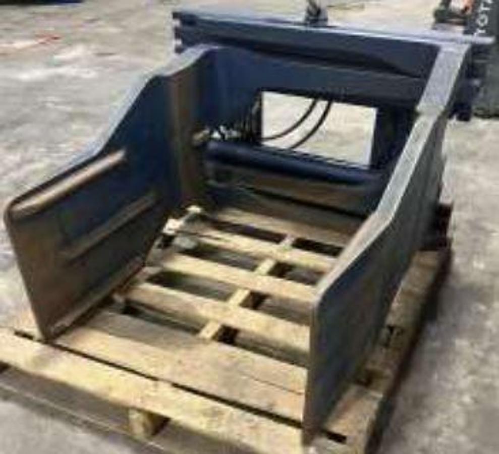 Used Rightline Equipment LB50H-03-1B  Hydraulic Bale Clamp