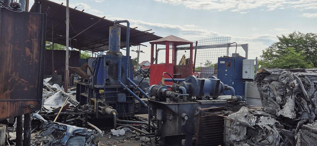 Used 1993 Harris TGS-60B Ferrous Metal Baler