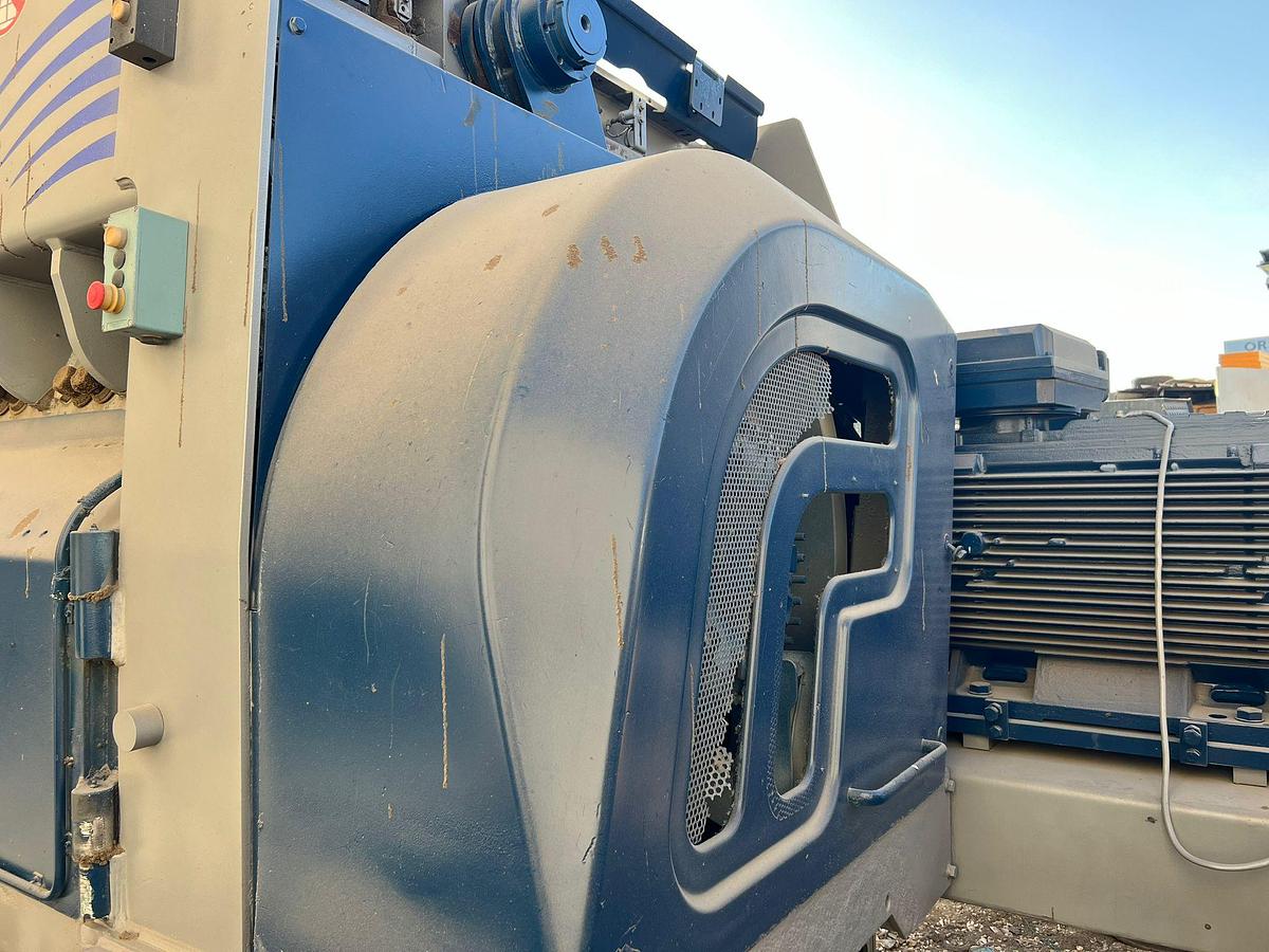 Used 2014 Lindner Komet 2800 HP and conveyor